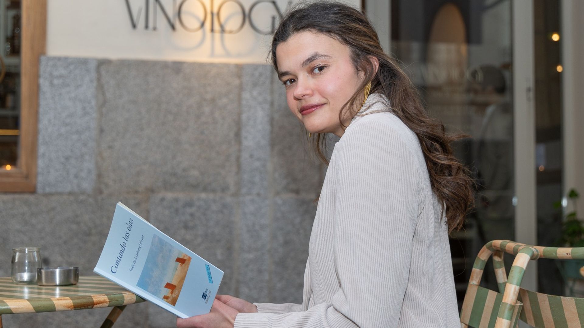 Inés de Limburg-Stirum con su primer libro, Contando las olas