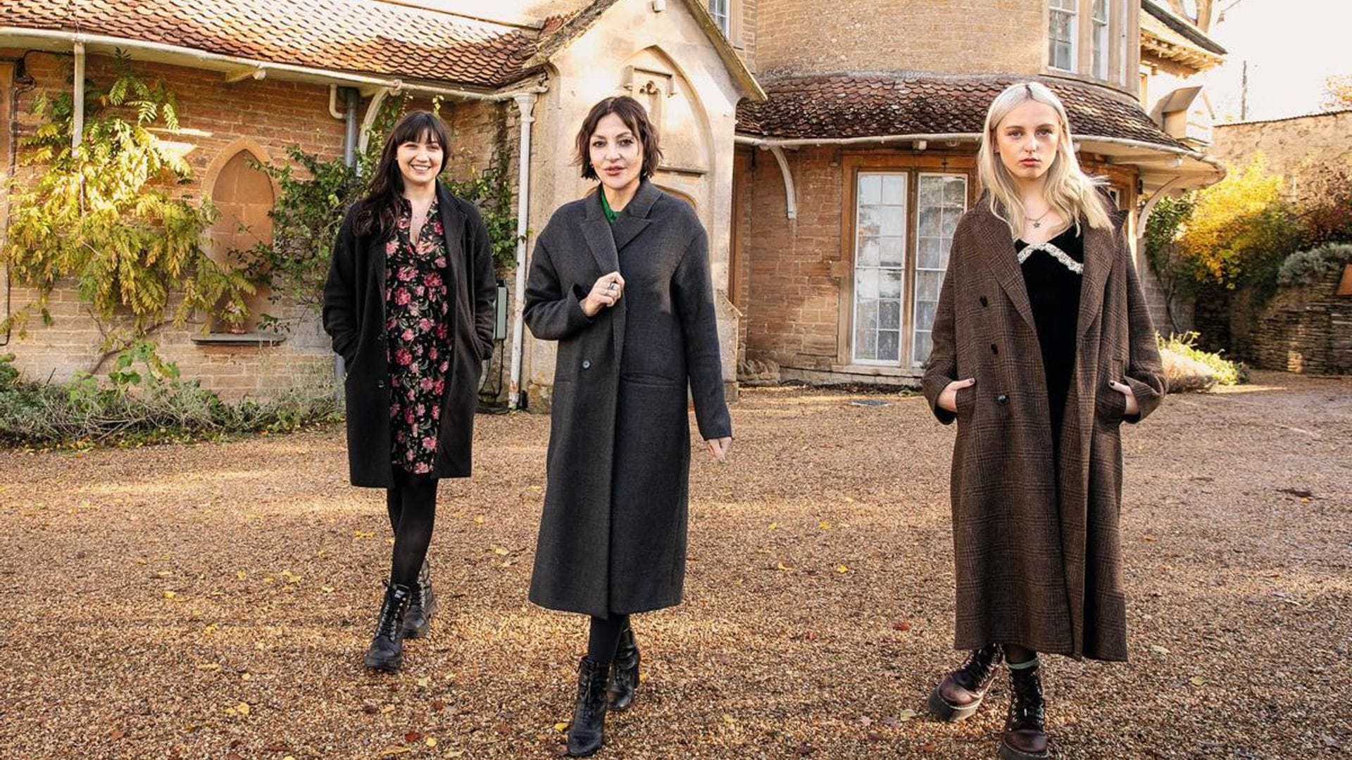 En ¡HOLA!, La diseñadora y cantante Pearl lowe nos enseña su casa ‘roquera’ en la campiña inglesa