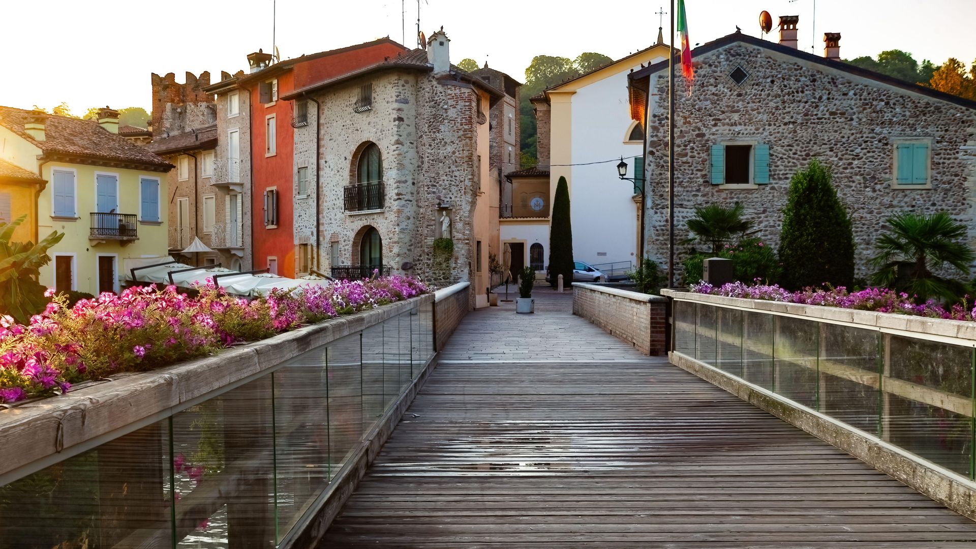 Borghetto sul Mincio, el puente sobre el río Mincio y el acceso al pueblo antiguo.