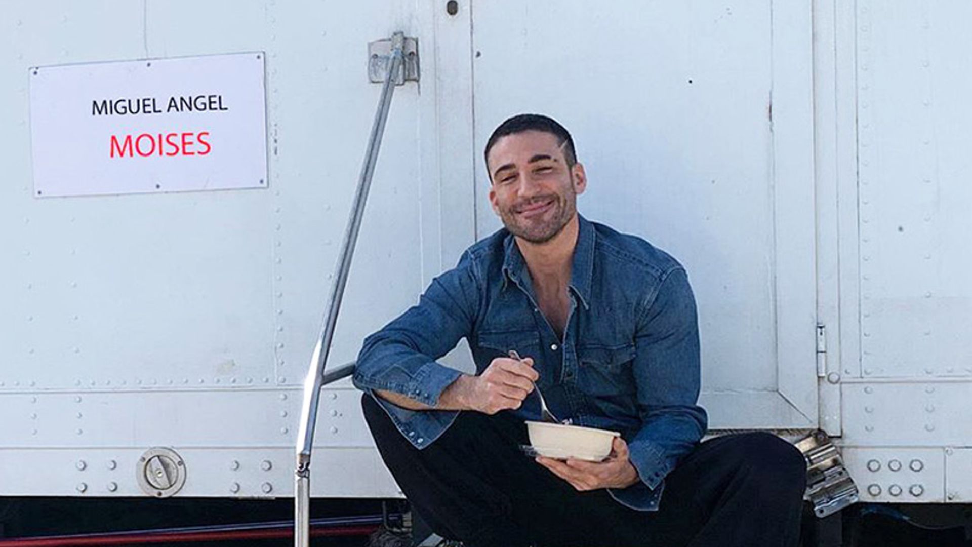 Puñetazos en el ring y un viaje a Canarias, Miguel Ángel Silvestre vuelve al rodaje de su nueva serie