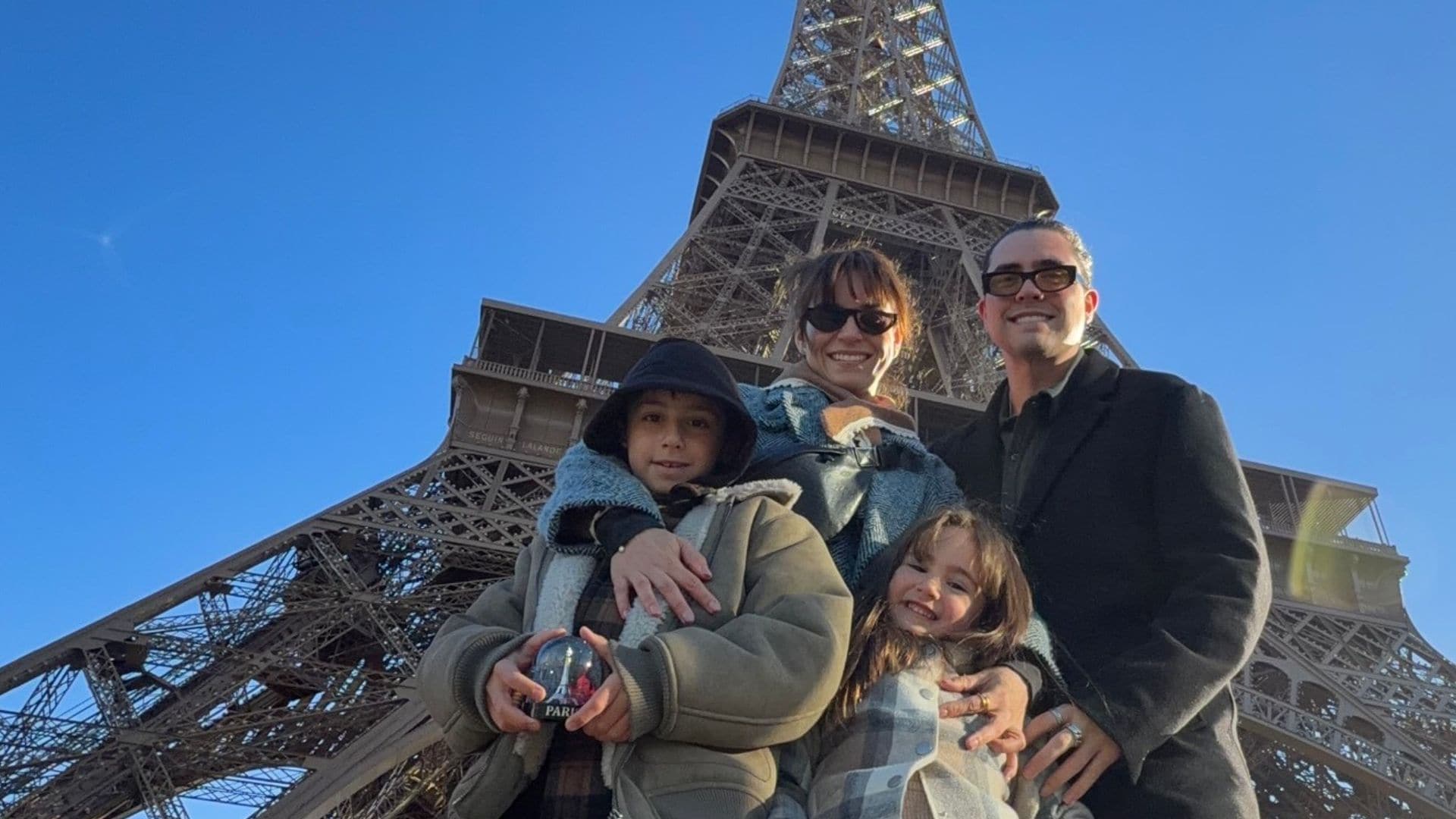 Tania Rincón y su familia, de visita en la Torre Eiffel.