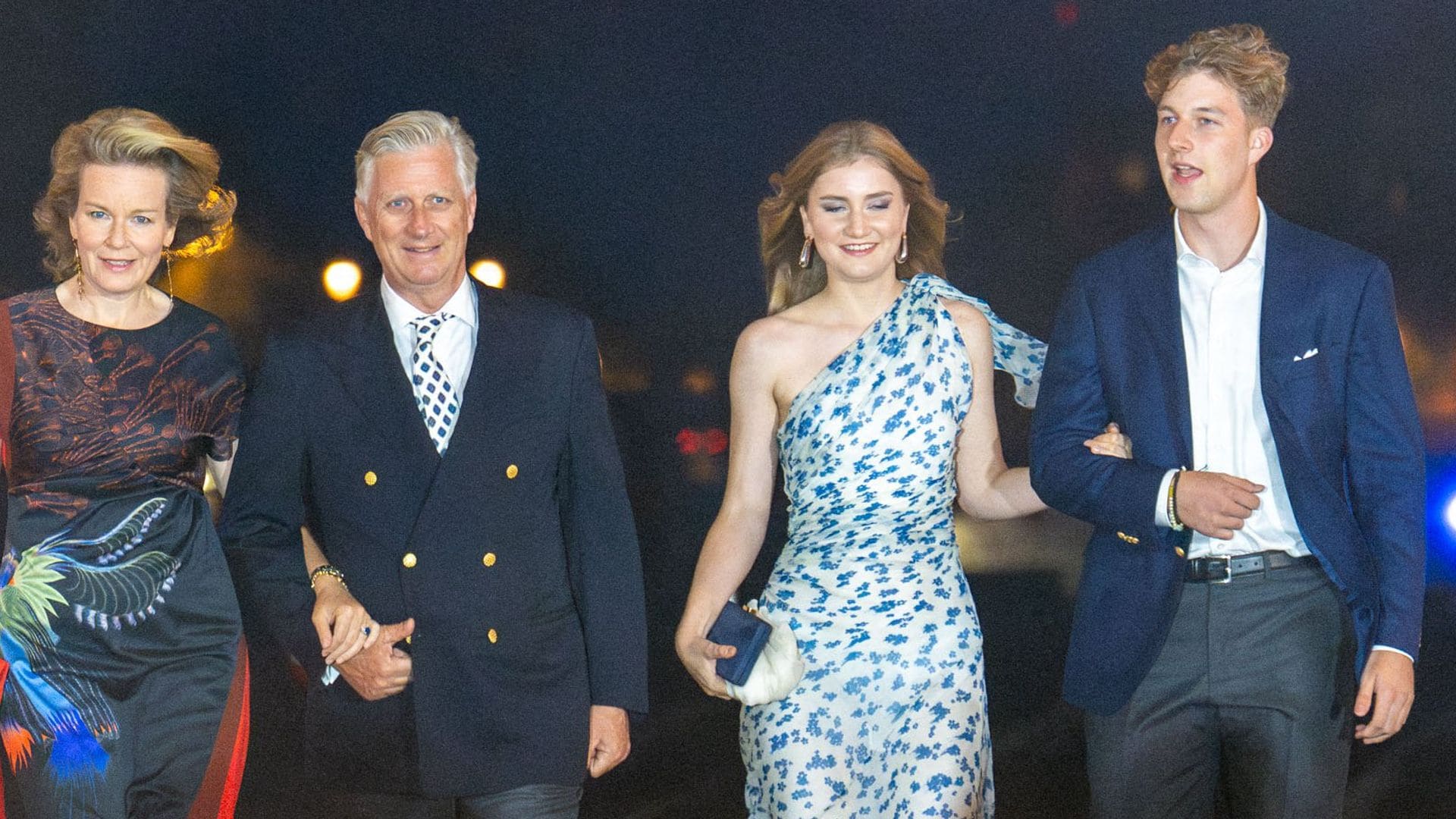 Elisabeth de Bélgica estrena un vestido estampado y rebajado de Victoria Beckham para ir de fiesta en familia