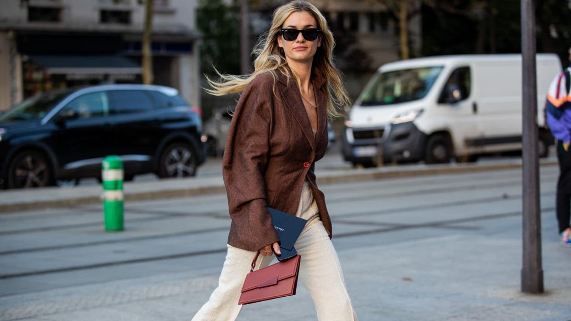 Los looks que te convencerán de que tienes que probar la supertendencia del marrón chocolate