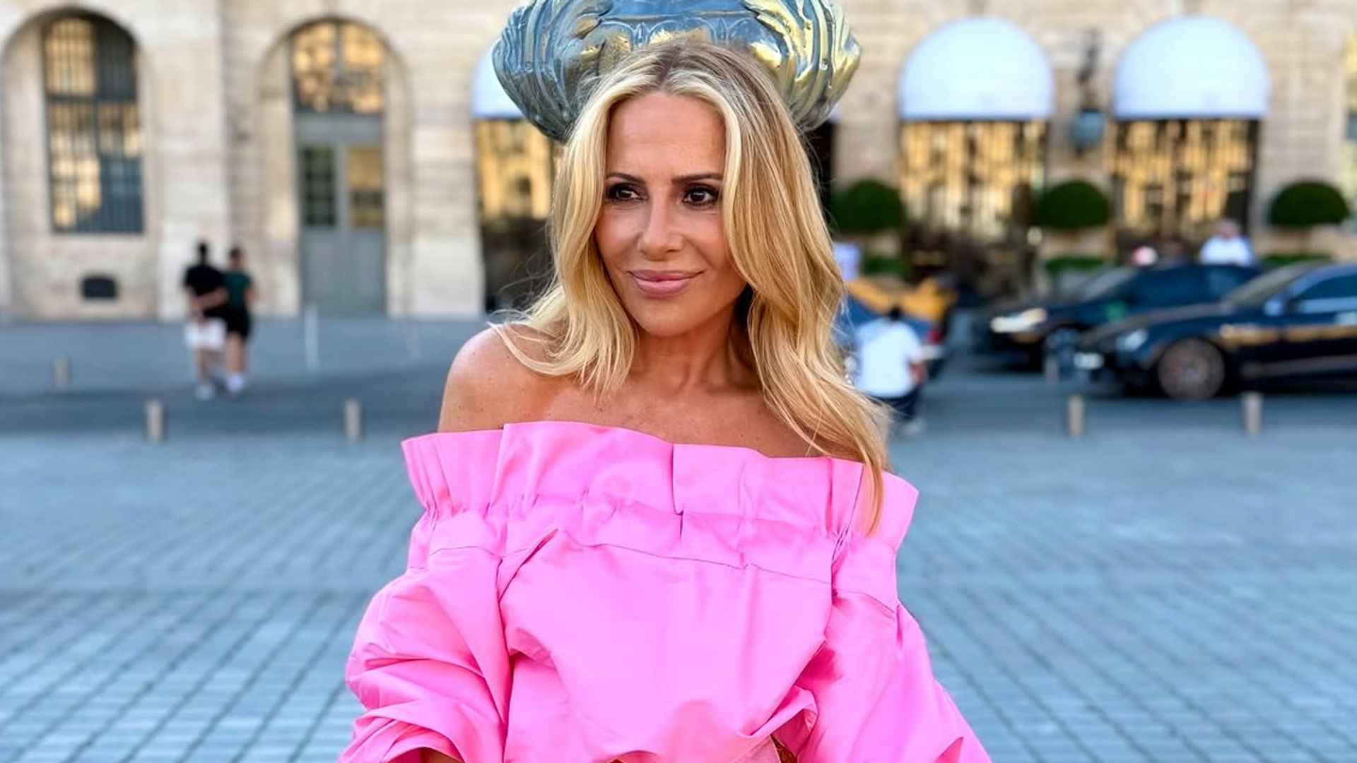 Marta Sánchez en París con look de invitada para la boda de Nieves Álvarez
