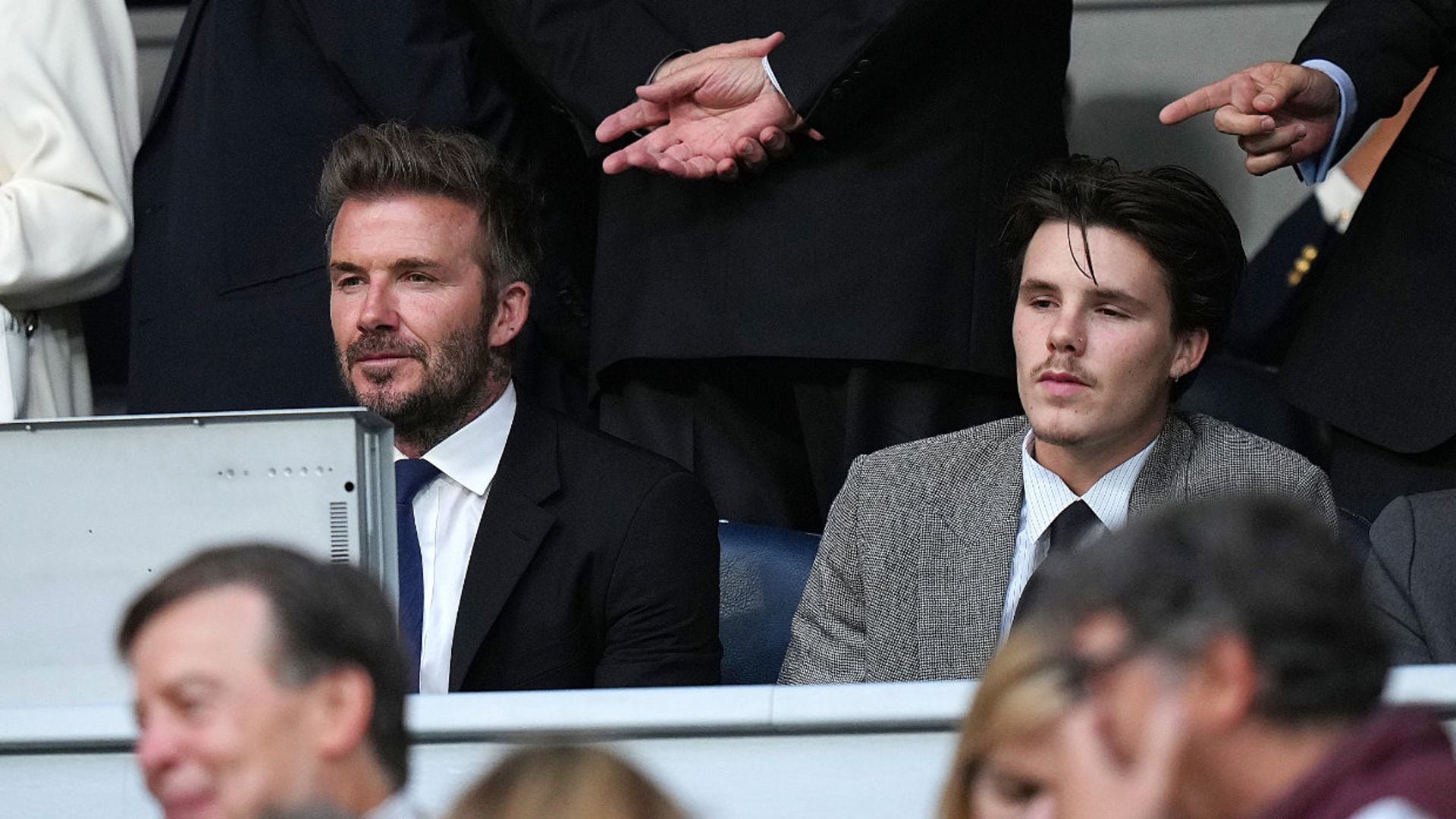 David Beckham, con su hijo Cruz, anima al Real Madrid en el Bernabeu junto a otras estrellas merengues