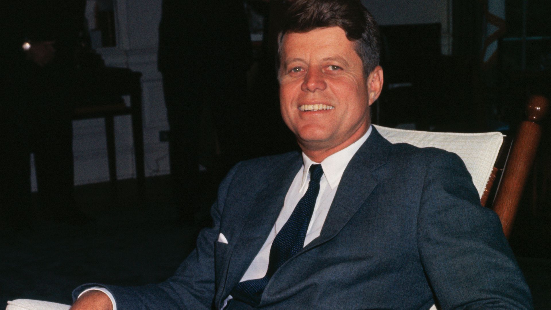 El presidente John F. Kennedy sonríe sentado en una mecedora en el Despacho Oval de la Casa Blanca, en una imagen tomada en vísperas de su 46 cumpleaños