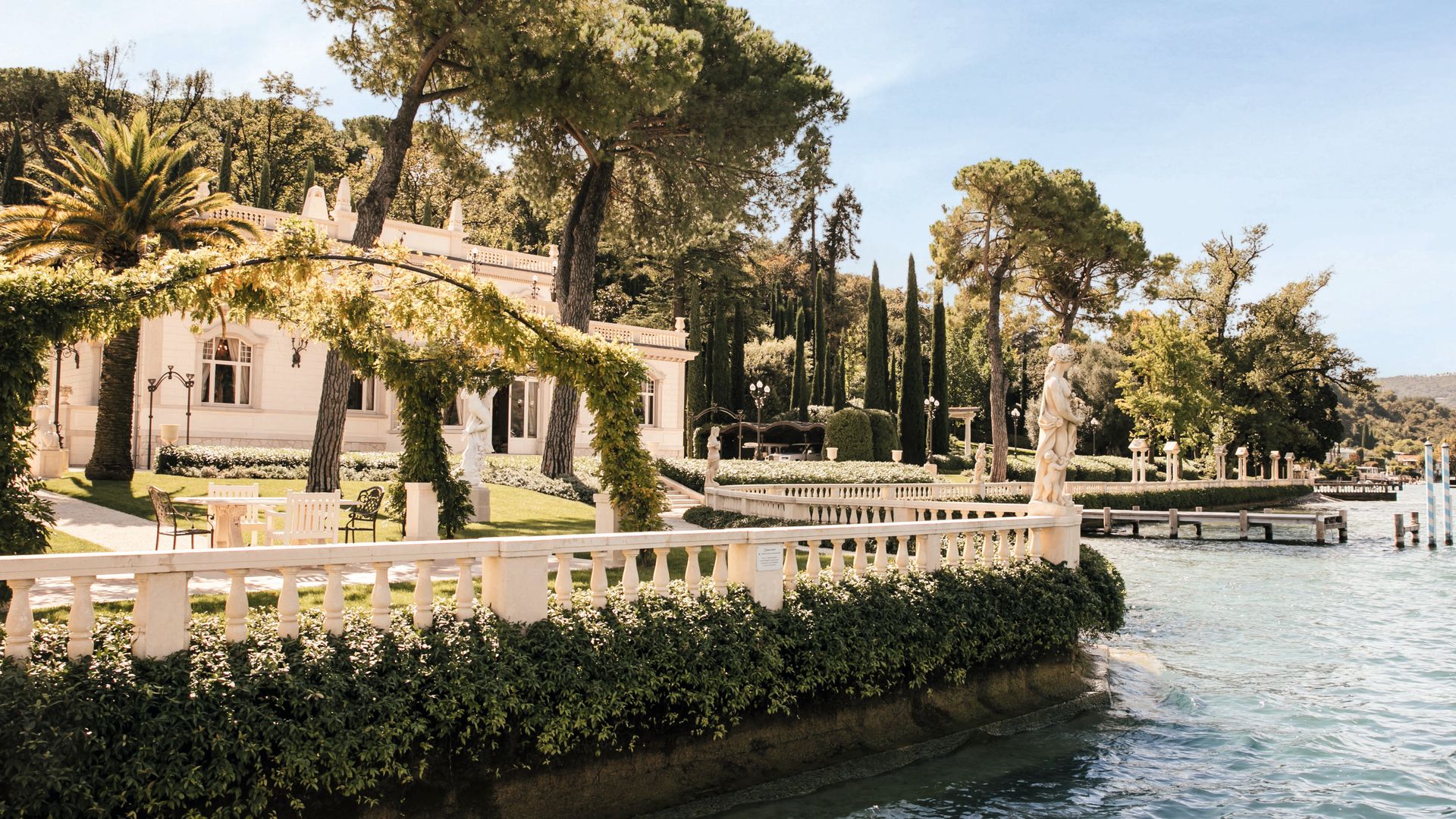 Otra perspectiva de la villa, situada en una de las orillas más encantadoras del lago de Garda, uno de los más exclusivos de Europa, con una superficie de 372 km²