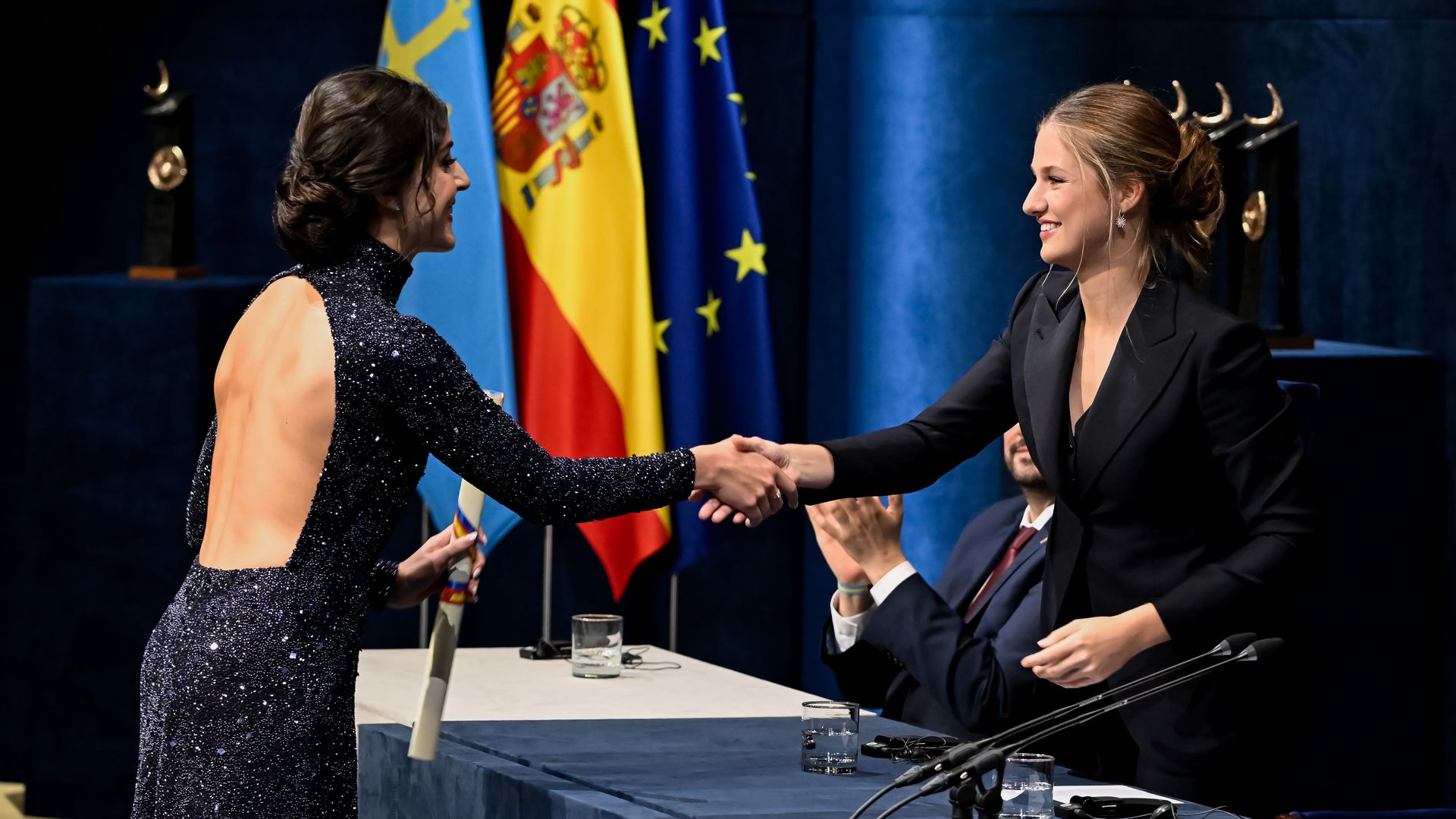 Plano medio de la Princesa Leonor otorgando el premio Princesa de Asturias a Carolina Marín