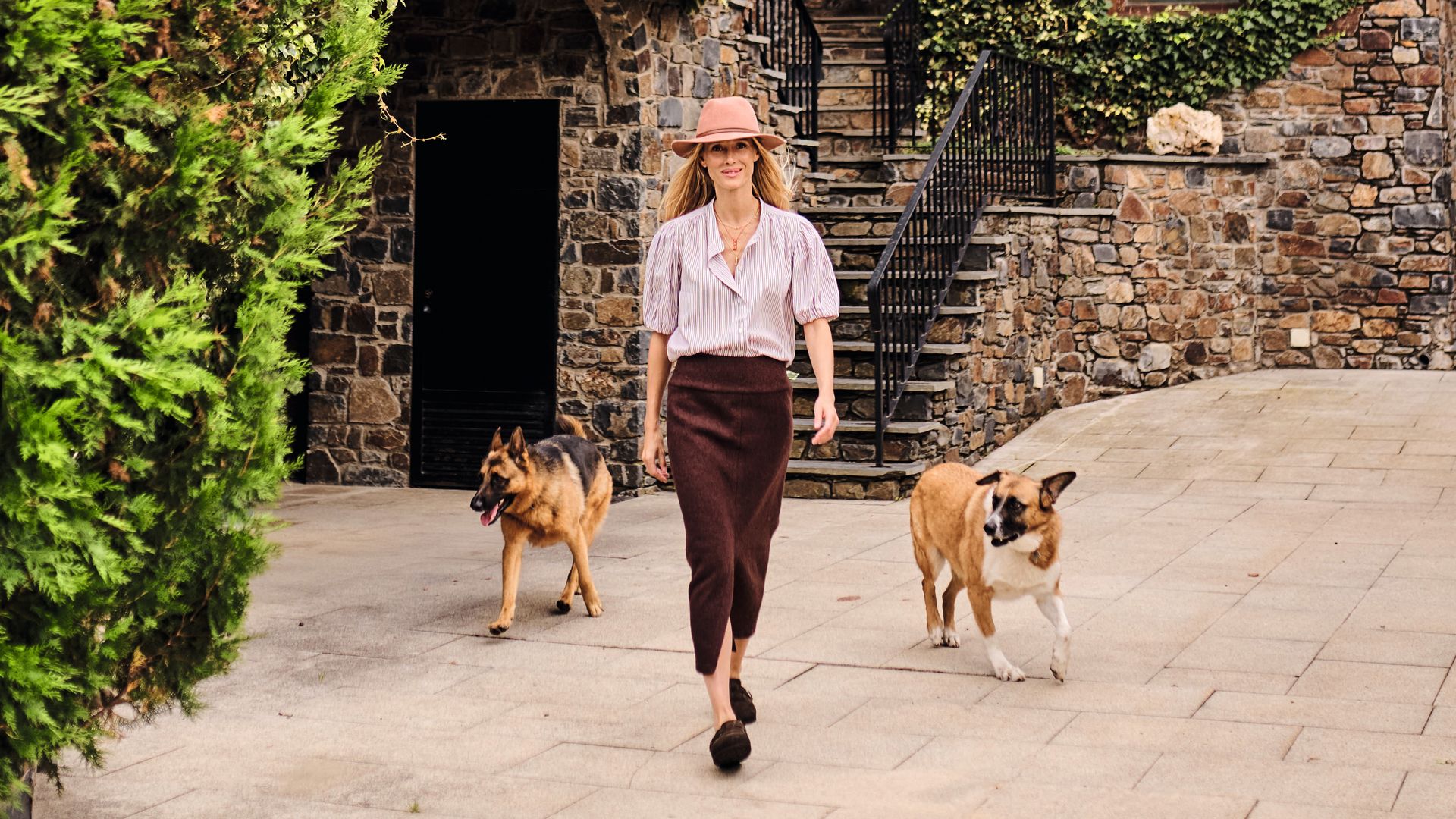 VIDA AL NATURAL
Vanesa pasea con sus dos perros en la entrada de su casa en Andorra, donde vive con su pareja, el exfutbolista Carles Puyol, y sus dos hijas, Manuela y María.