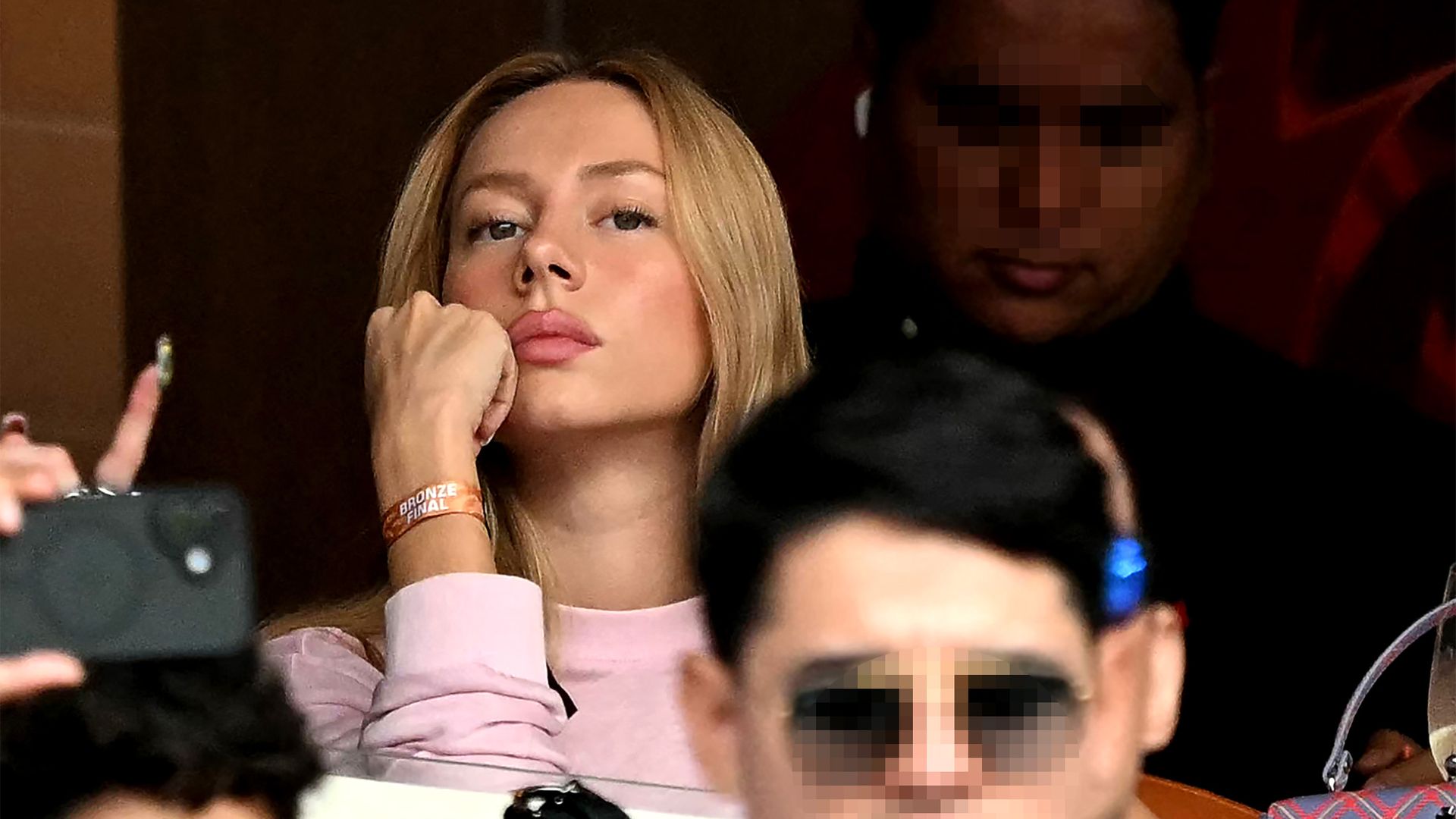 Ester Expósito acude por fin al Mundial y lo hace el último día, arropando a Kylian Mbappé tras su dolorosa derrota de despedida