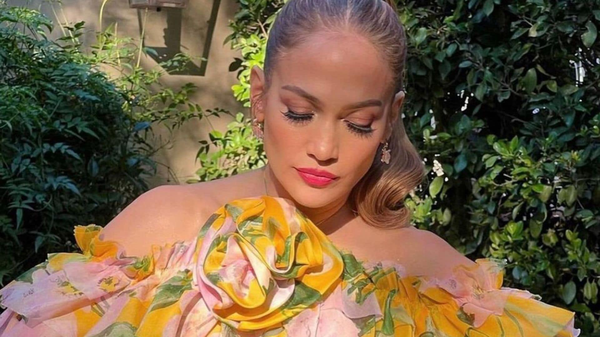 Resuelto el misterio del look de invitada más primaveral de Jennifer Lopez
