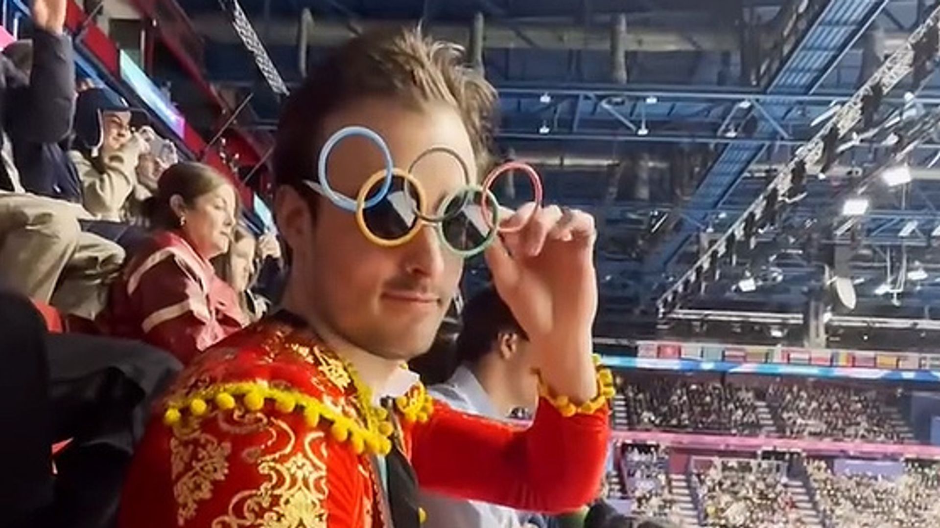 El vídeo viral del atleta olímpico vestido de torero en la grada para animar a su novia, la patinadora Sara Conti: "¡Vamos, amore!"