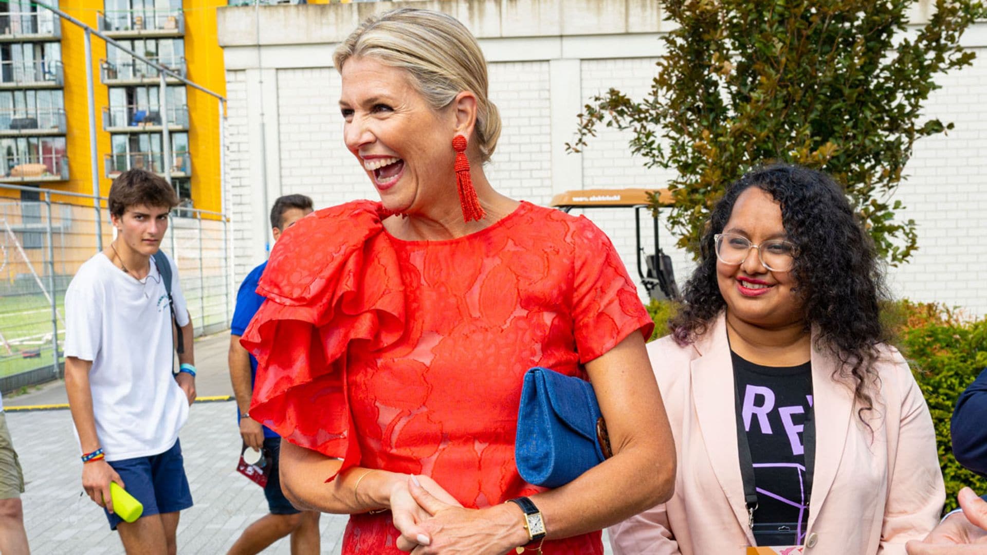 Máxima reaparece con un top de volantes y los vaqueros anchos que te hacen ver más alta