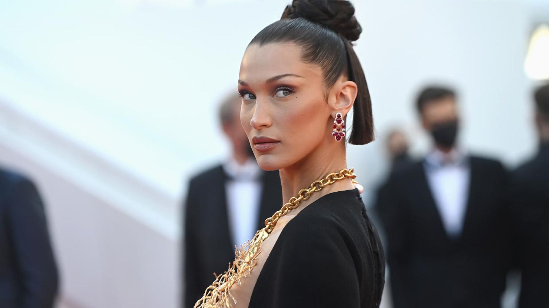 De Bella Hadid a Selena Gómez: qué es la disociación emocional y cómo afecta a la salud mental