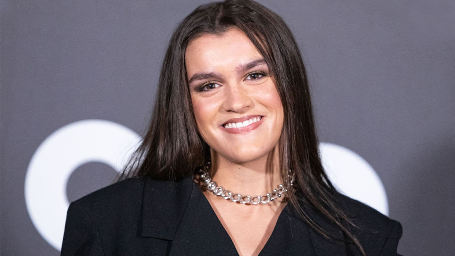 Amaia (OT) reaparece con nueva imagen y presenta a... ¡su hermano gemelo!