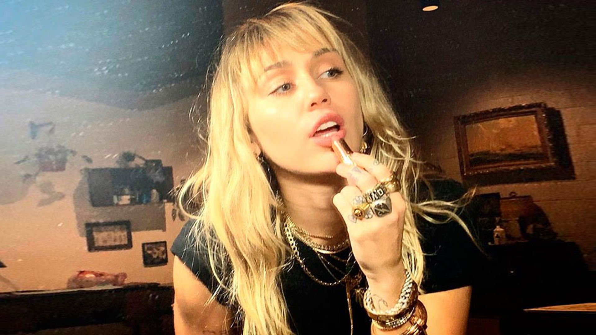 ¡No puede vivir sin ellos! Los indispensables de belleza de Miley Cyrus