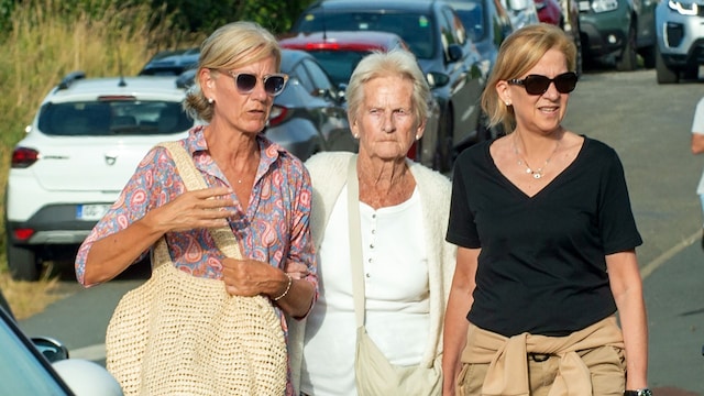 HOLA 4178 LA INFANTA CRISTINA EN BIDART CON CLAIRE LIEBART