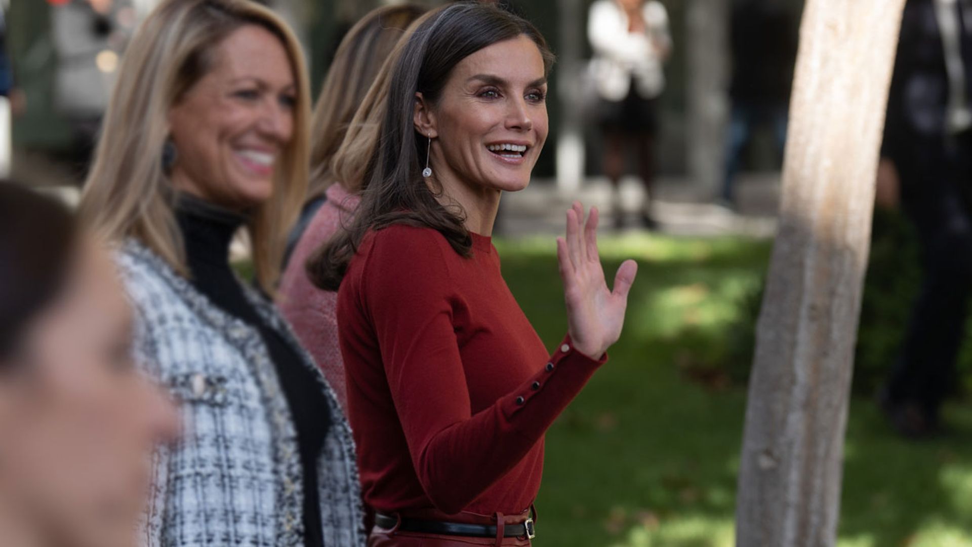 La reina Letizia estrena en Barcelona los pendientes que fichó en  Biocultura
