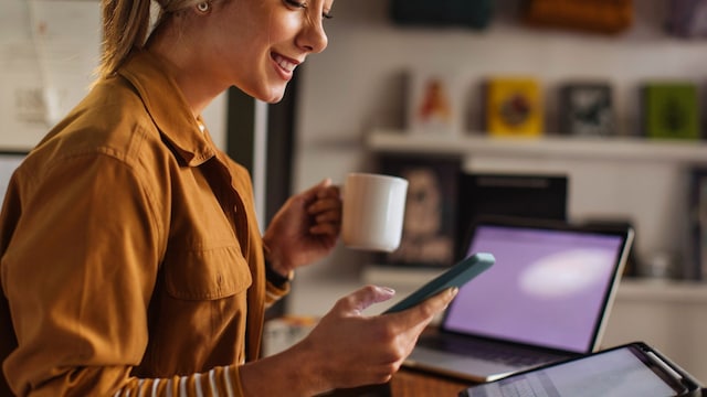 Un mujer con dispositivos electrónicos y café