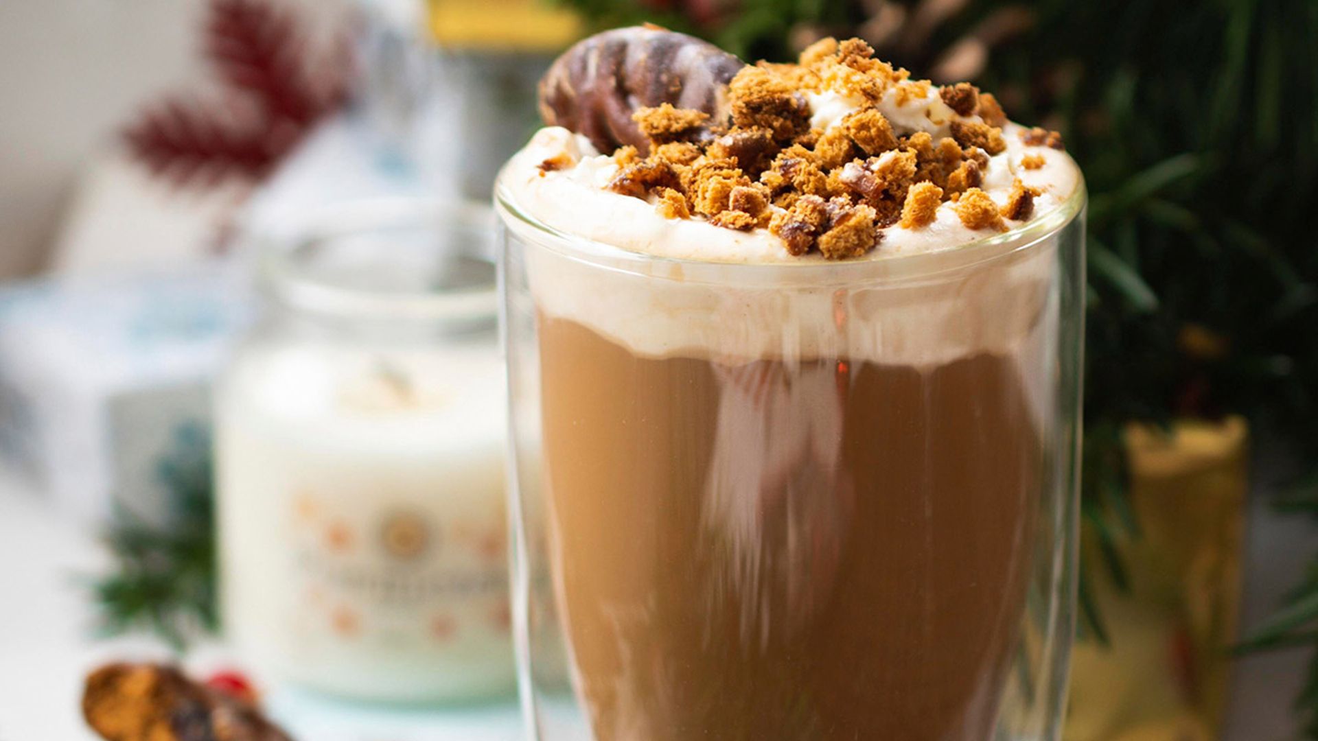 Café vienés con nata y pan de jengibre
