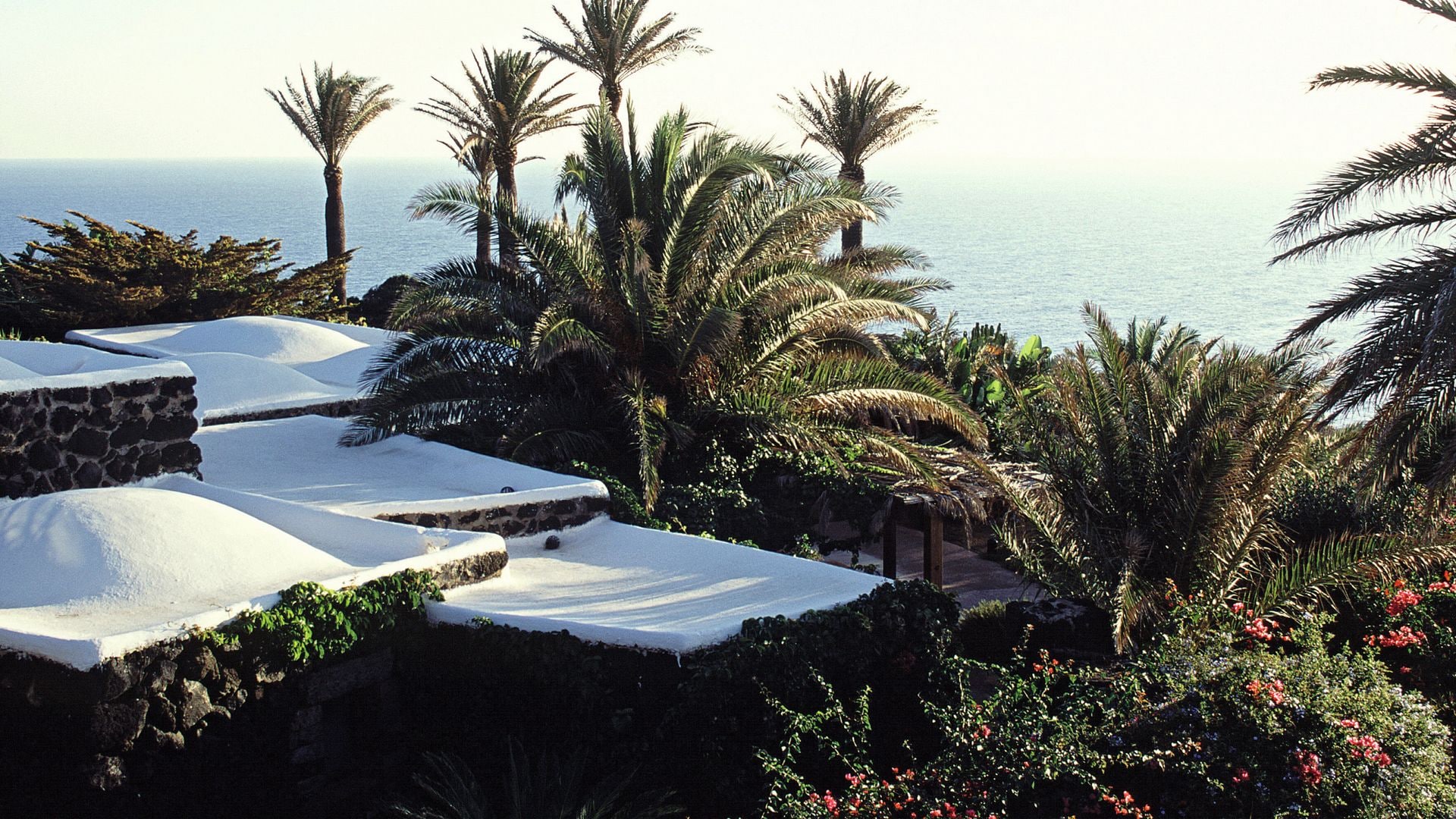GIORGIO ARMANI NOS INVITA A SU PARAÍSO DE PANTELLERIA, LA ISLA VOLCÁNICA E INDÓMITA QUE LE ENAMORÓ HACE 40 AÑOS