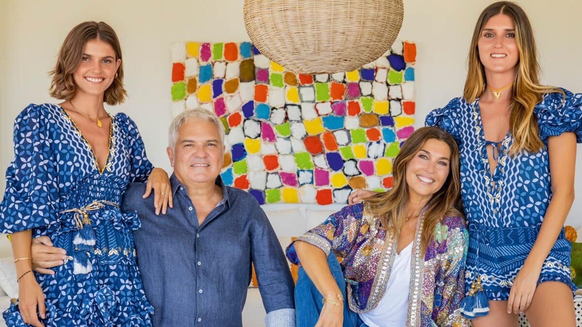 Joan Gràcia (Tricicle) nos recibe, con su mujer y sus dos hijas, en su colorida casa ibicenca