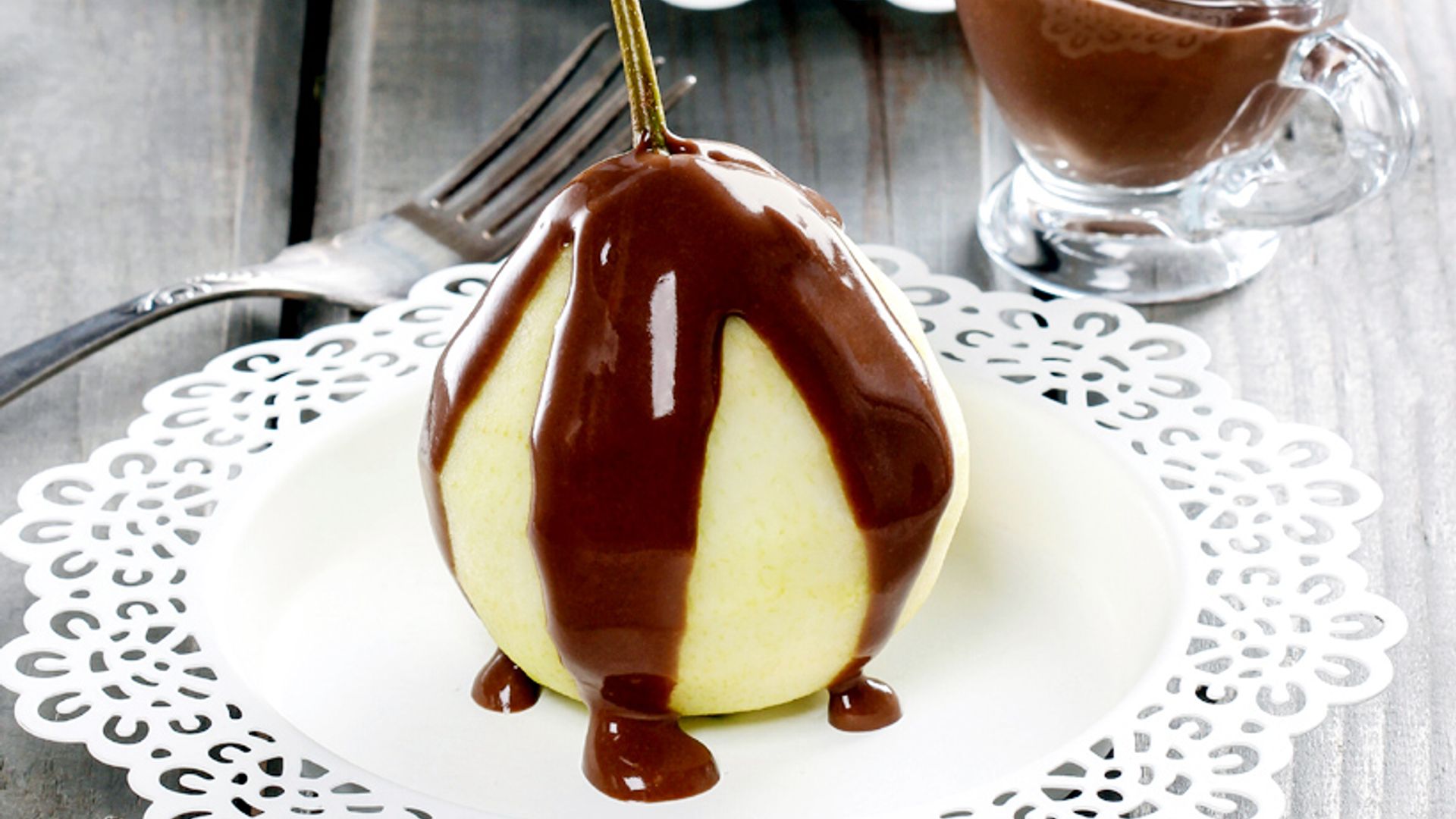 Peras cocidas con crema de chocolate