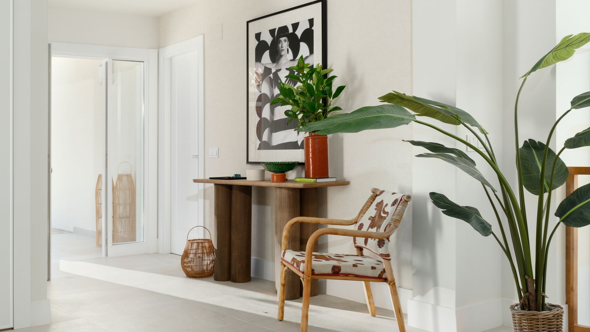 Entrada espaciosa con consola de madera