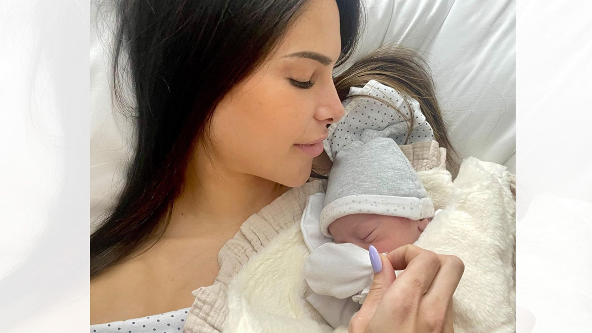 Carla Barber llora al hablar de los 'días emocionalmente duros' que está viviendo tras ser mamá