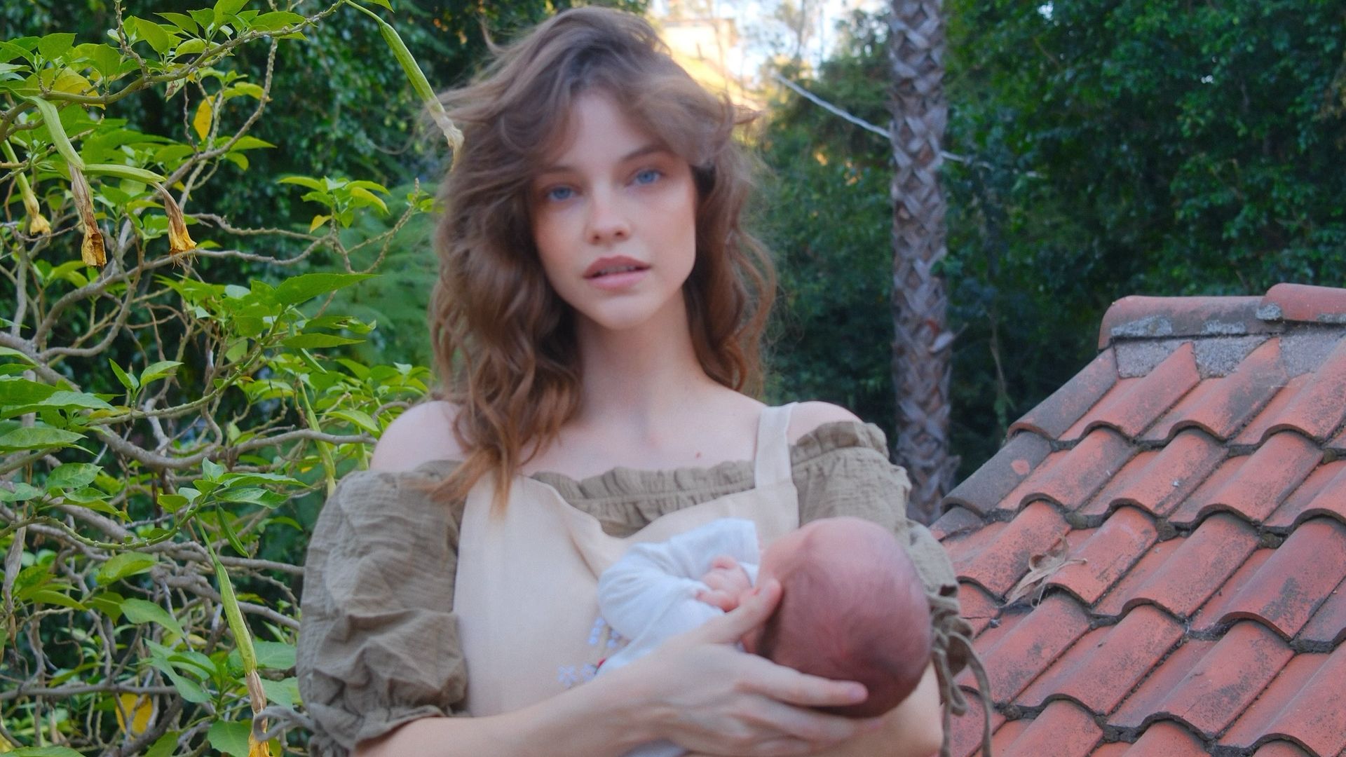 Barbara Palvin posa junto a su recién nacido en una imagen etérea