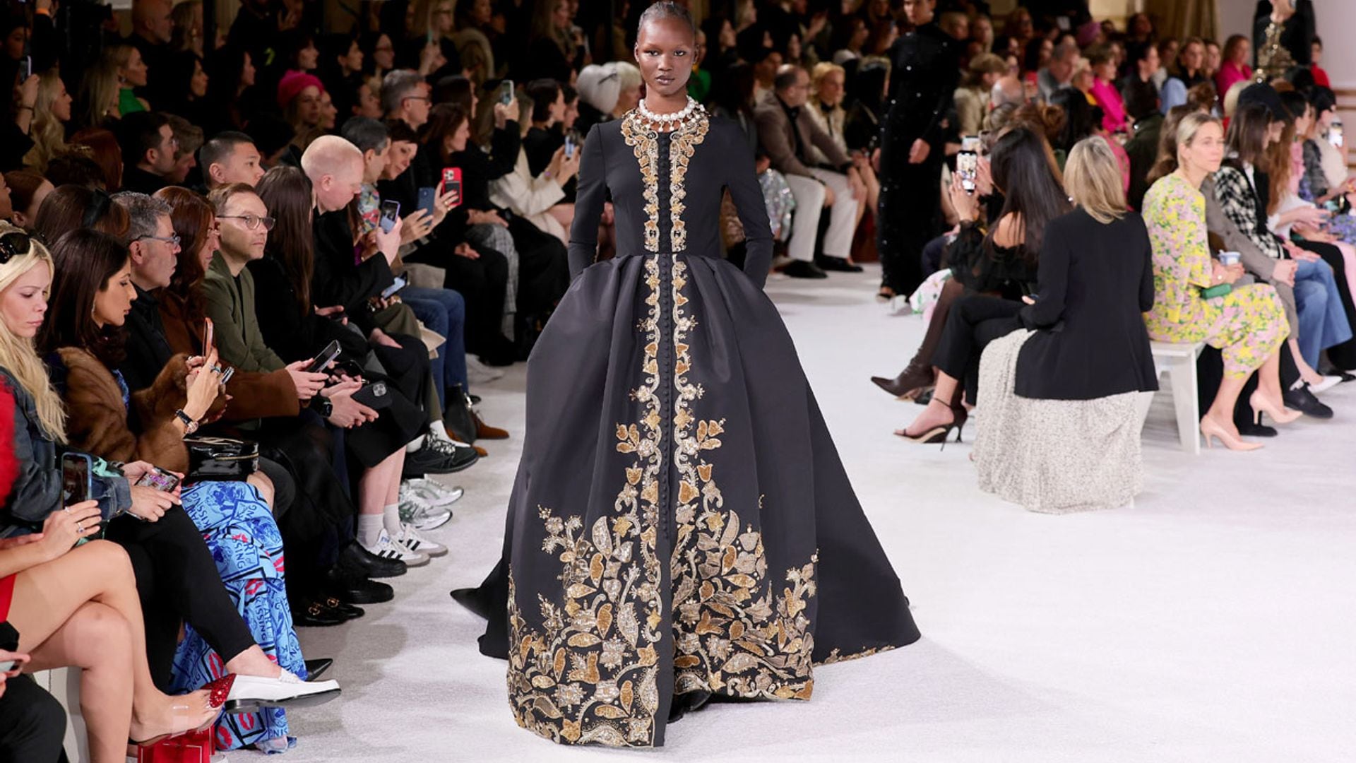 Así son las emperatrices modernas y románticas de Carolina Herrera en homenaje a Sissi