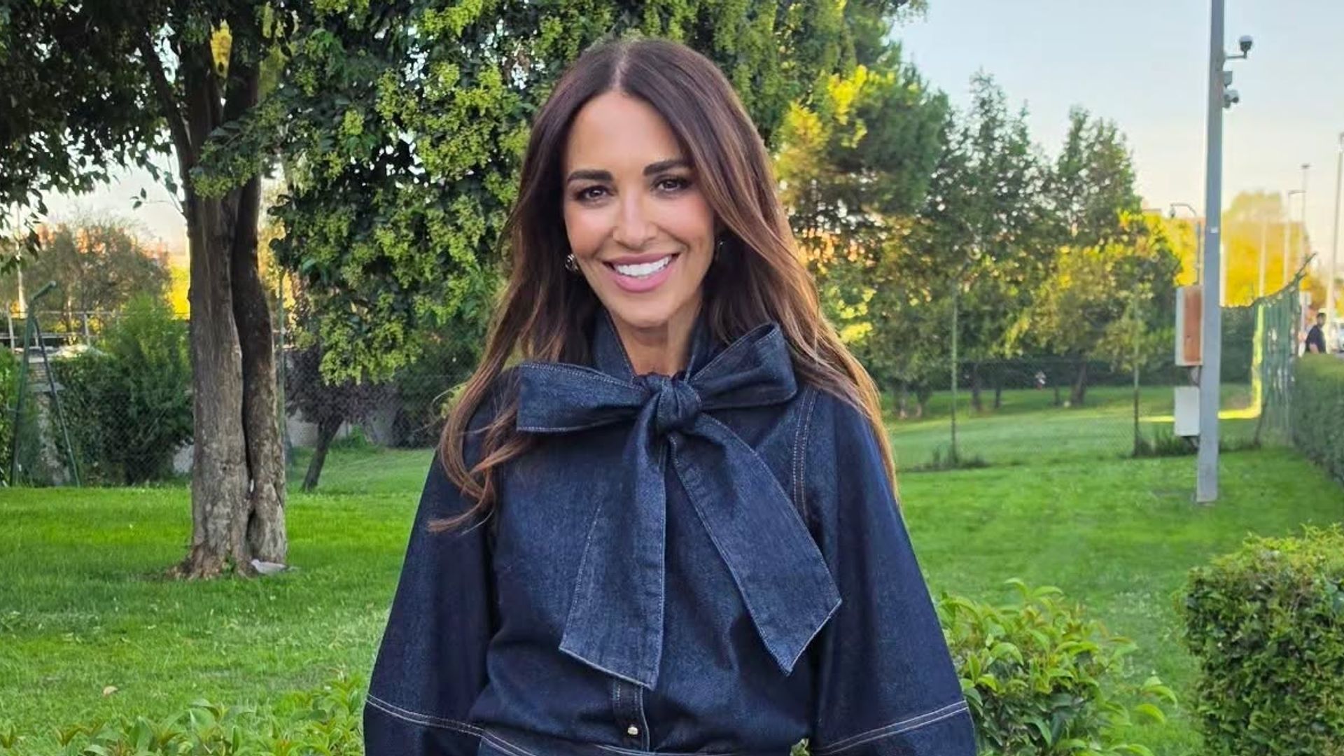 Paula Echevarría, guapísima con un total look vaquero: camisa con maxilazo y minifalda a juego