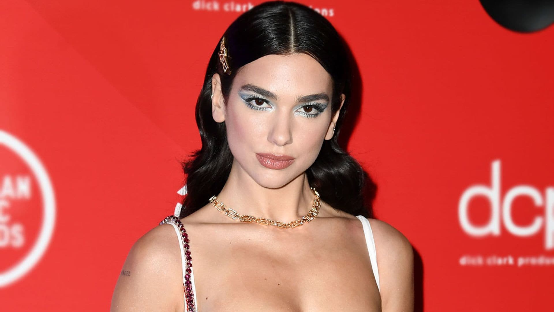 Dua Lipa ficha el vestido transparente con el que impactó su 'cuñada' Bella Hadid