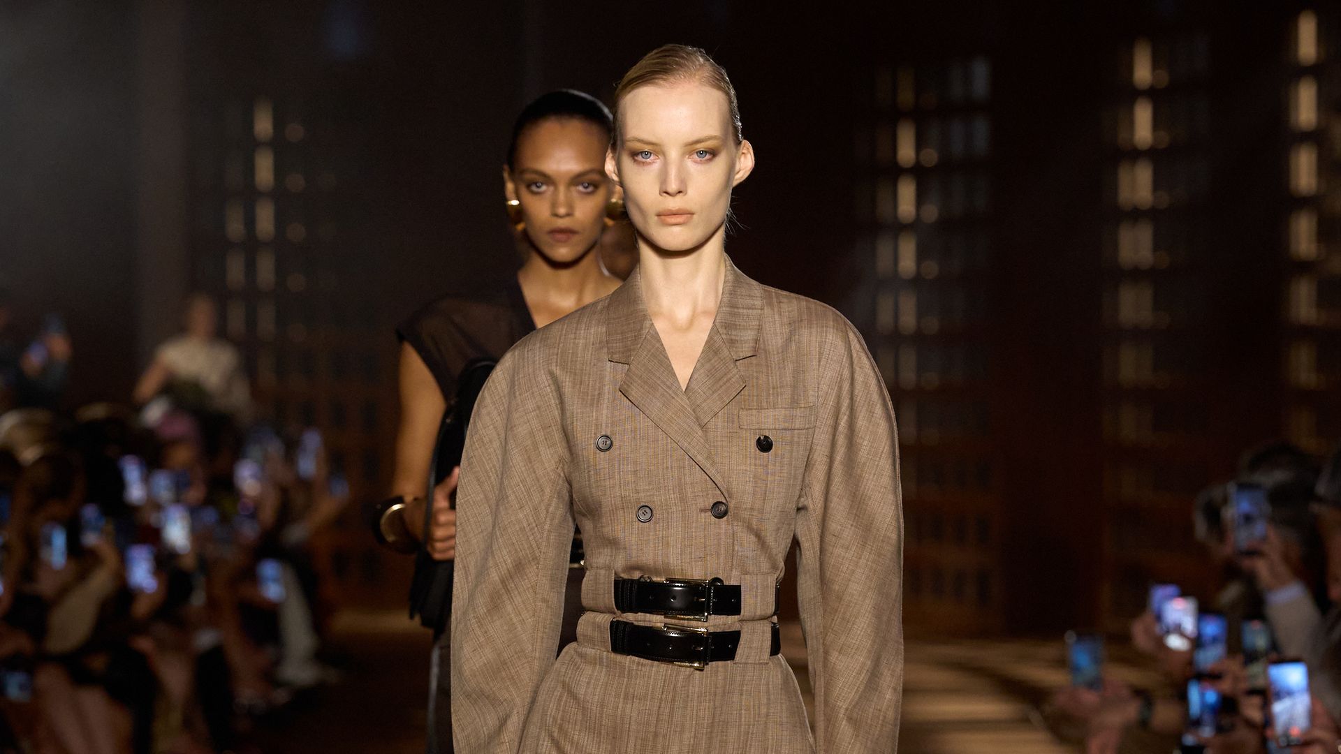 Ferragamo viaja a los años 40 para vestir a la mujer del futuro