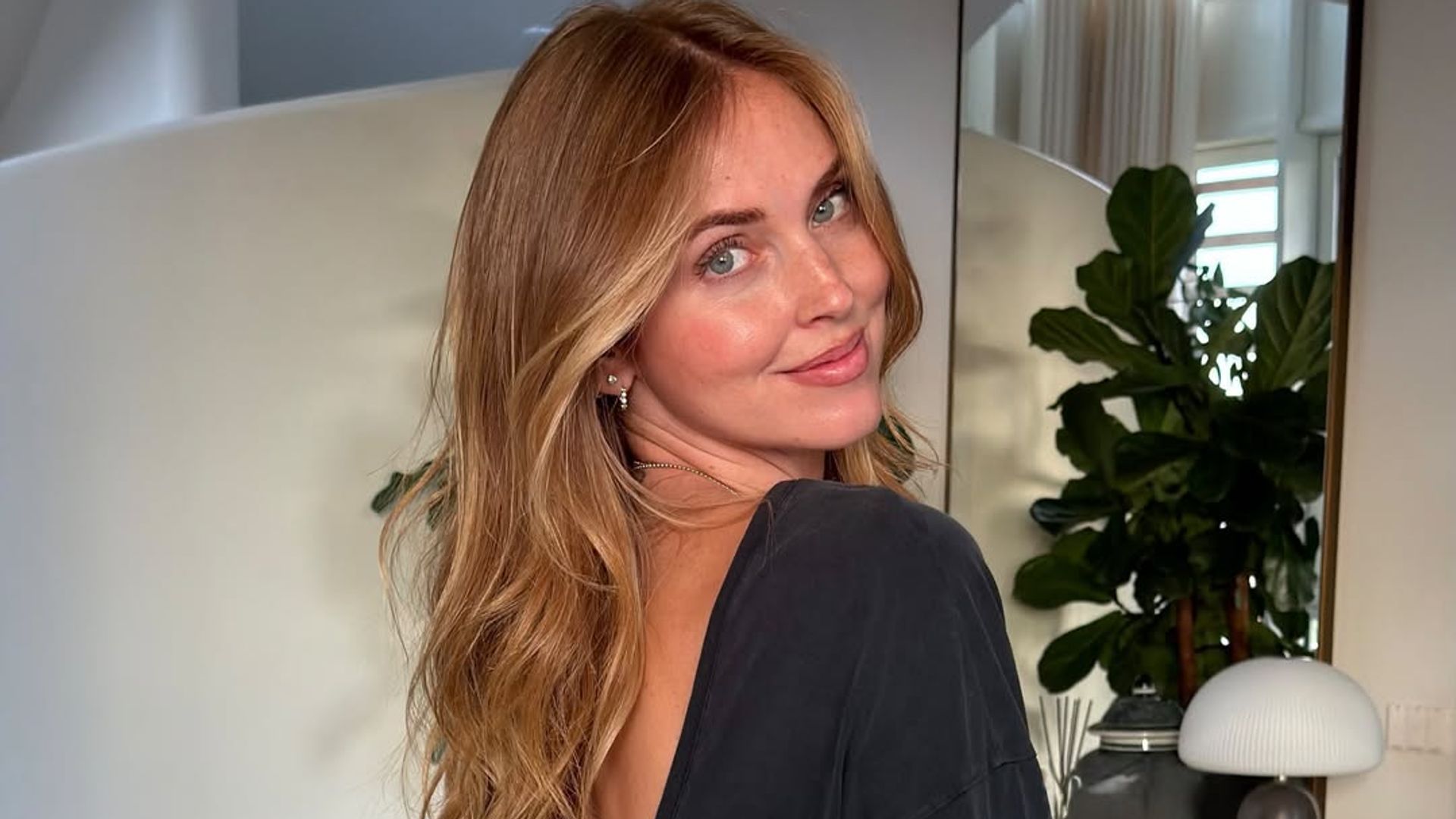Chiara Ferragni con vestido negro de espalda escotada, miniBirkin verde y color de pelo rubio cobrizo