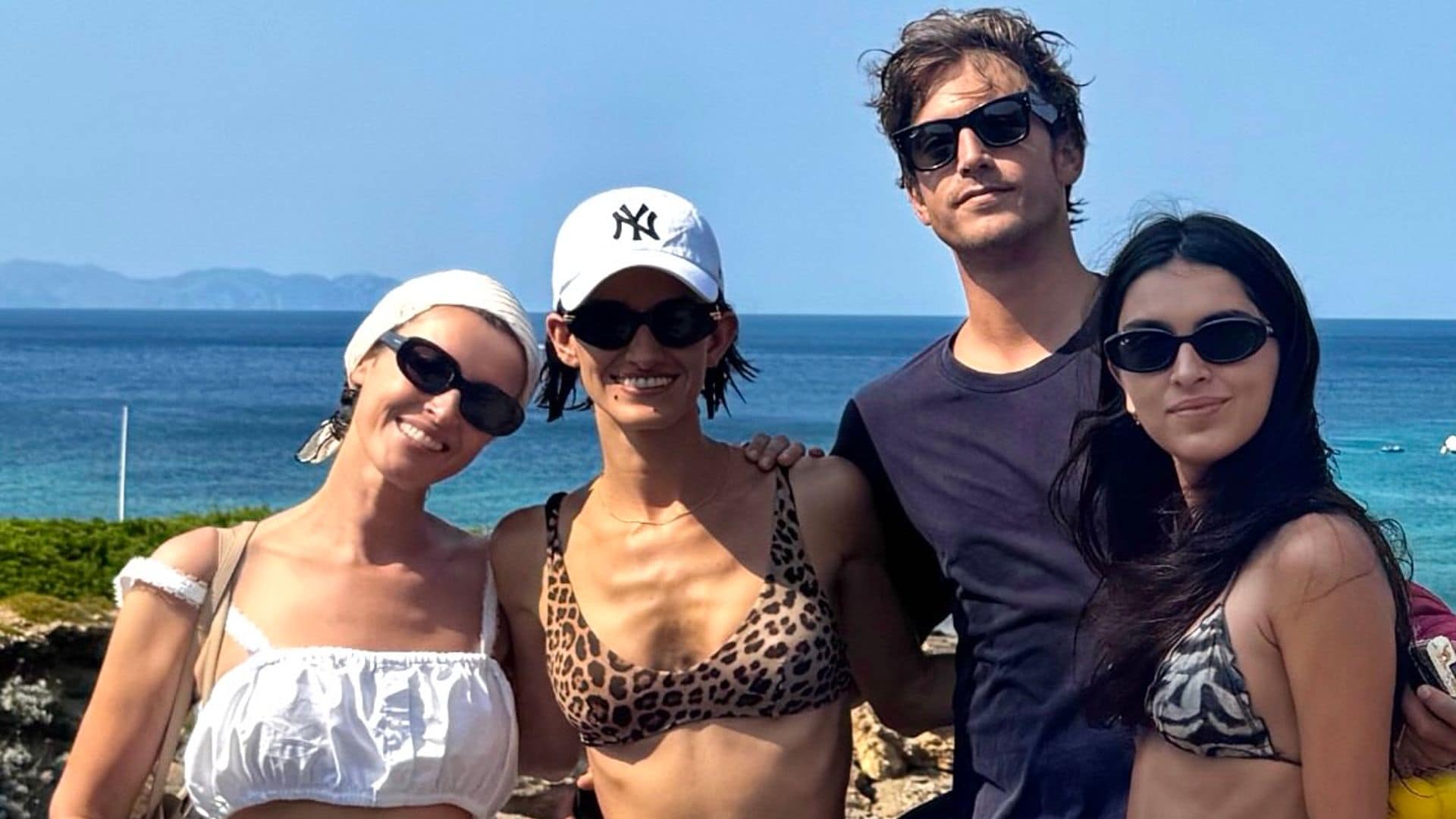 Blanca Romero y Lucía Rivera, madre e hija con looks coordinados en sus vacaciones en Mallorca