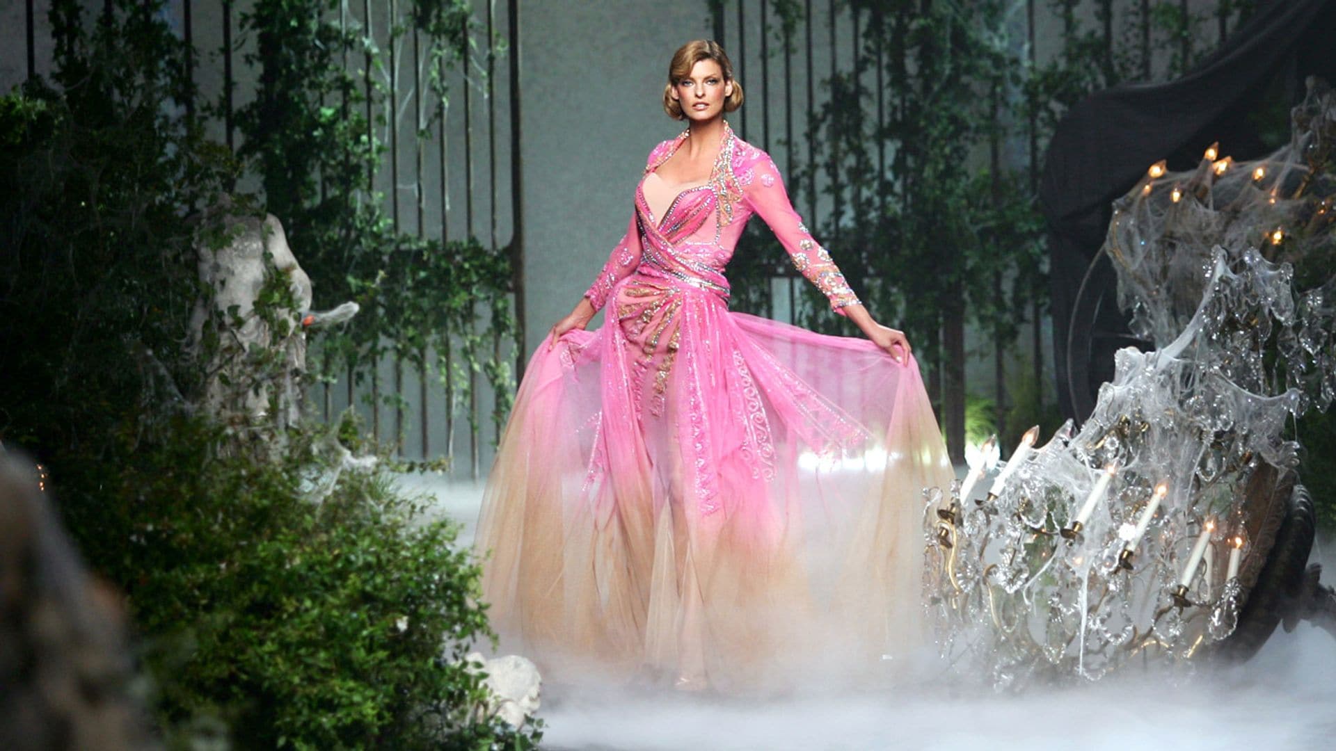 20 momentazos en la moda de Linda Evangelista, la reina de los cambios de looks