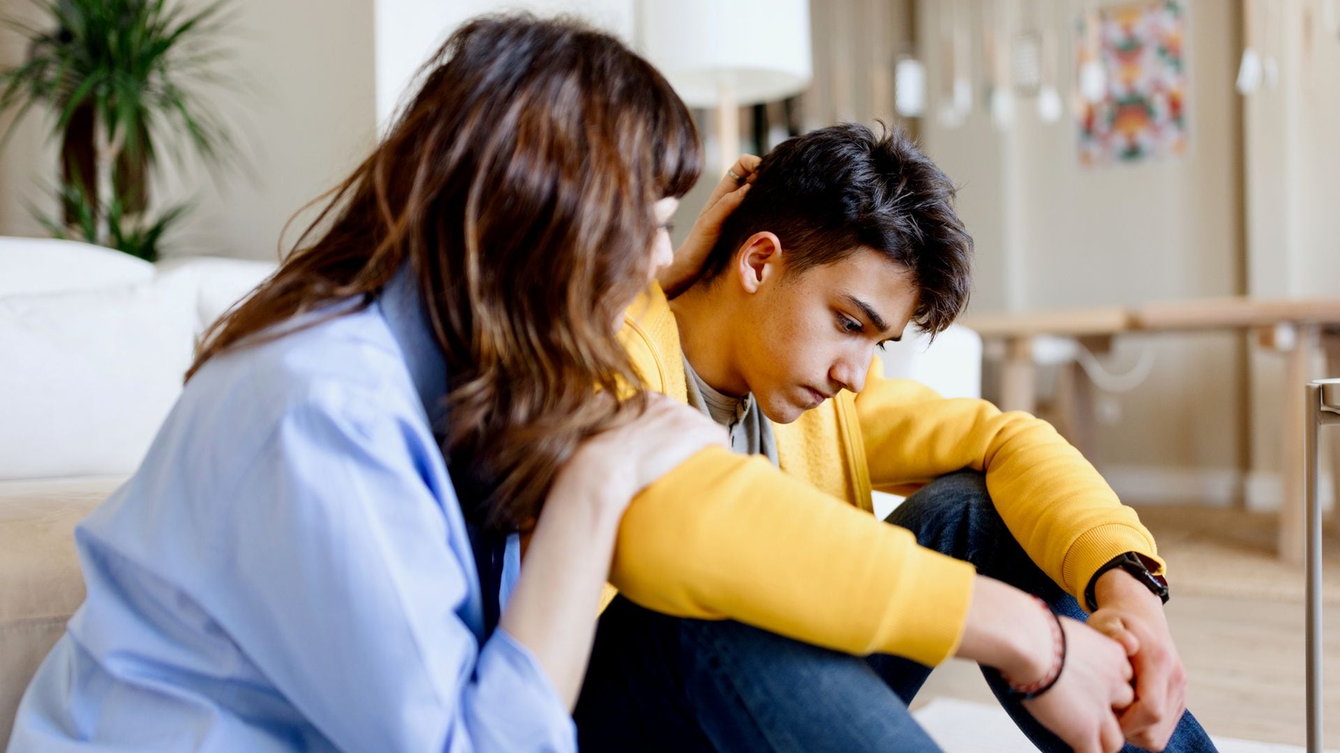 Madre consuela a su hijo adolescente