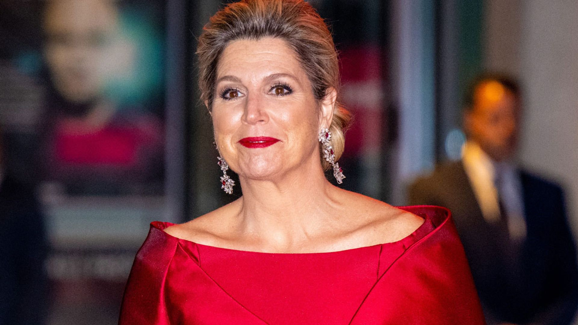 Máxima de los Países Bajos, pura elegancia con pantalón ancho y top con lazo