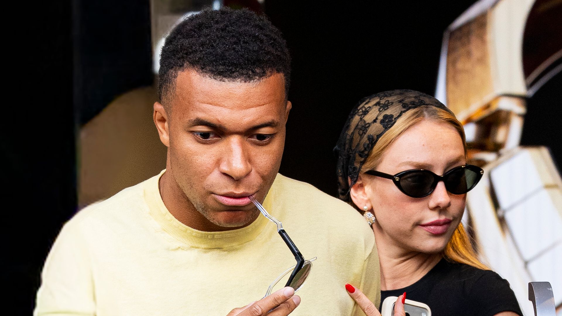 Kylian Mbappé y Ester Expósito, en París