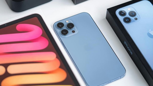 Un iPhone azul claro