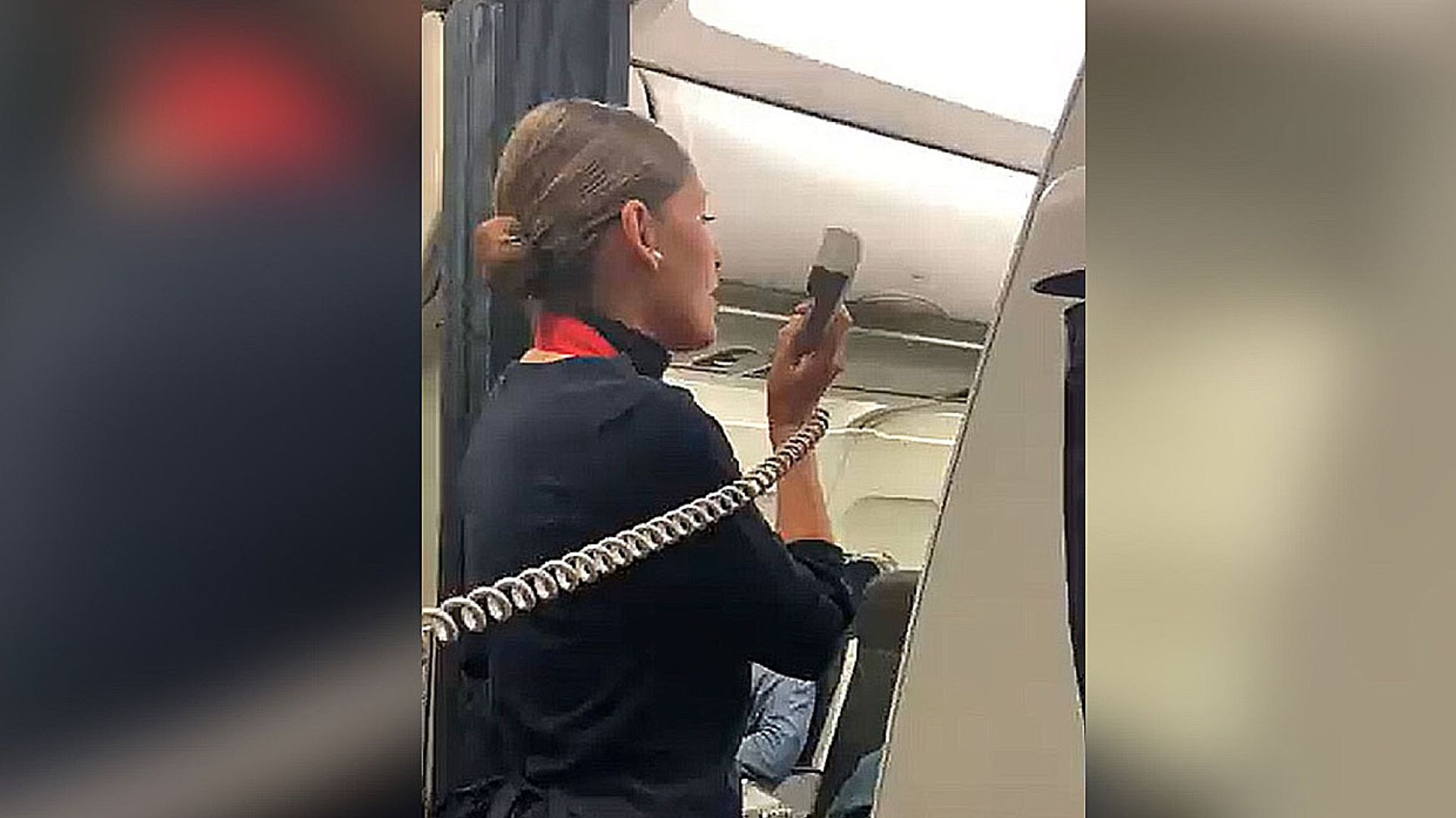 El vídeo viral de la azafata española cantando como María Carey en el avión, ¡piel de gallina!