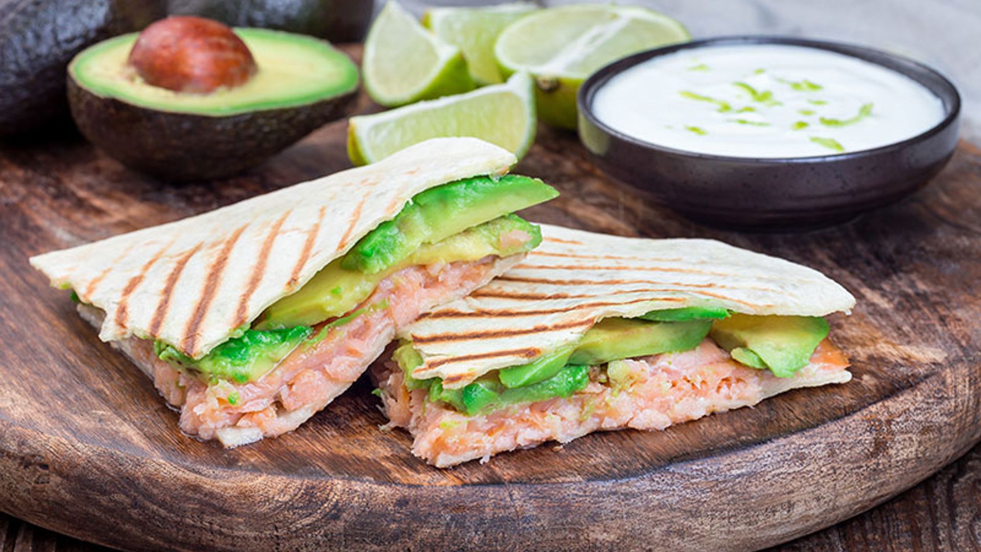 Quesadillas con salmón y aguacate con aderezo de yogur y lima