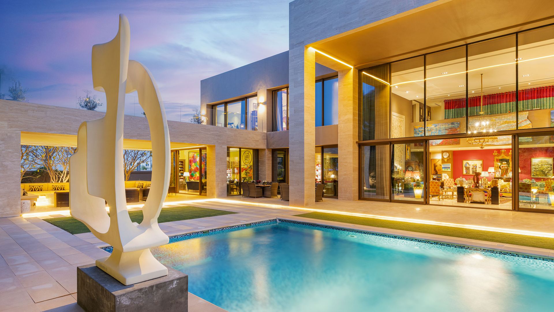 Diseñada por el arquitecto libanés Shakib Rishani, la casa fue concebida combinando una arquitectura moderna con una rica colección de antigüedades y obras de arte contemporáneo.