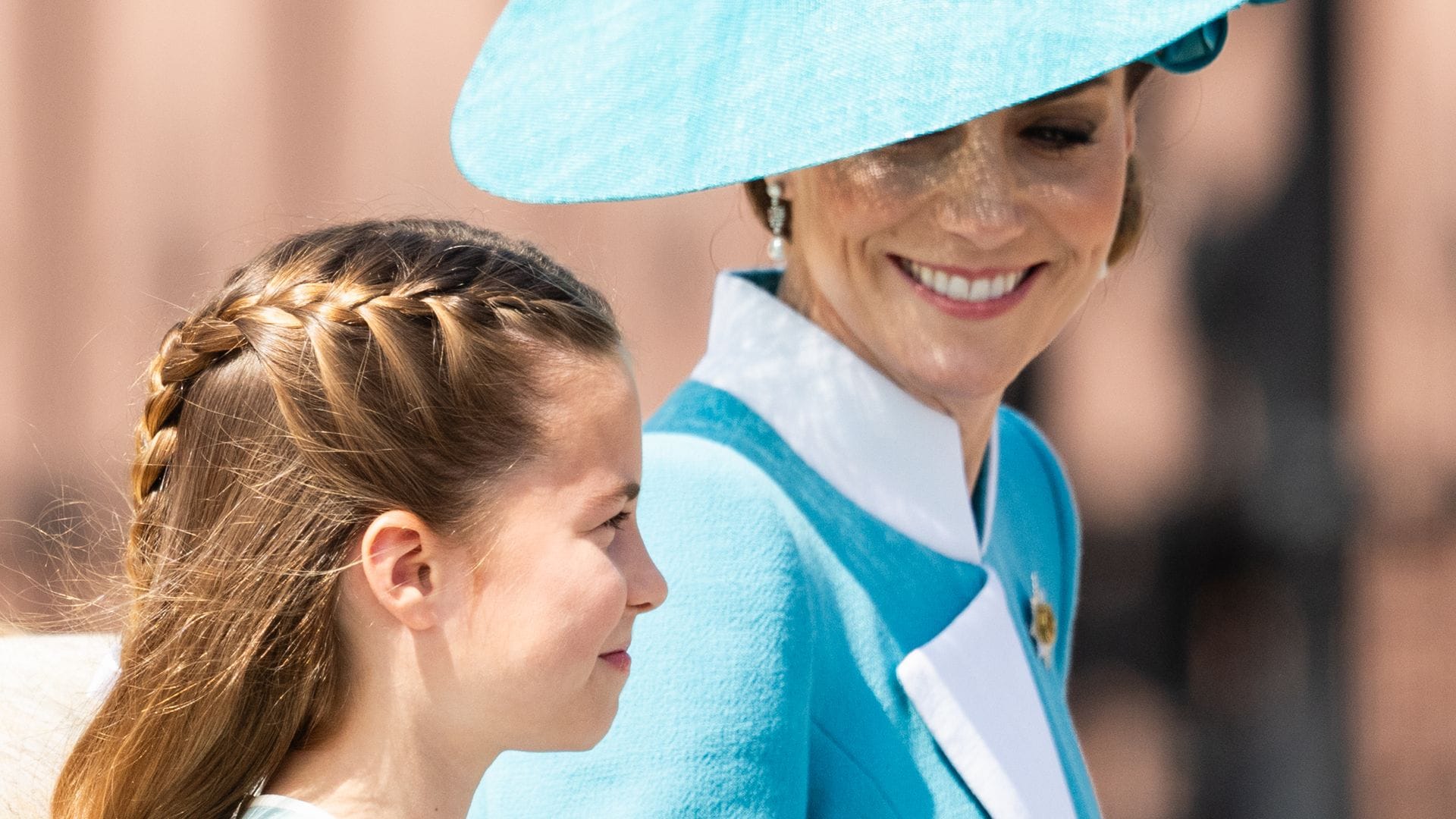La princesa Charlotte deslumbra con una brillante melena y su peinado de trenzas más icónico: ¿por qué lo elige en días clave?