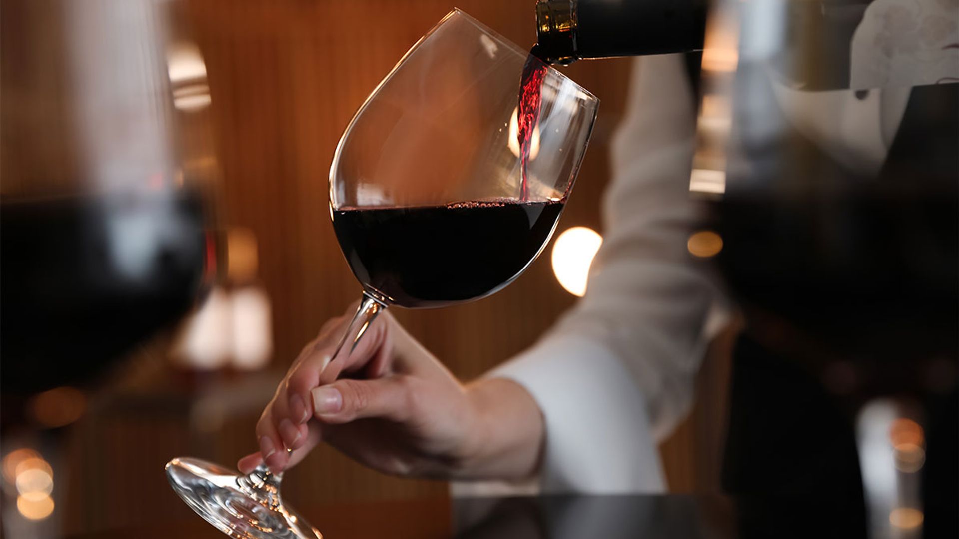 ¿Sabes por qué el vino está mejor cuanto más grande es su botella?