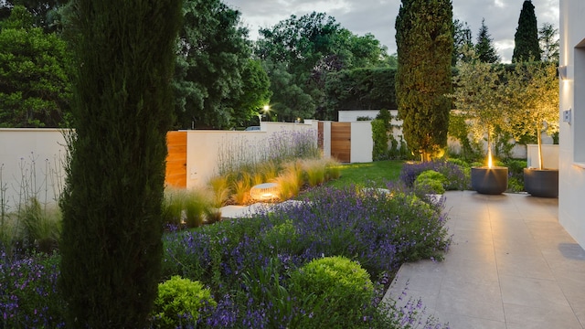 casa con jardín diseñado por PIA Paisajismo