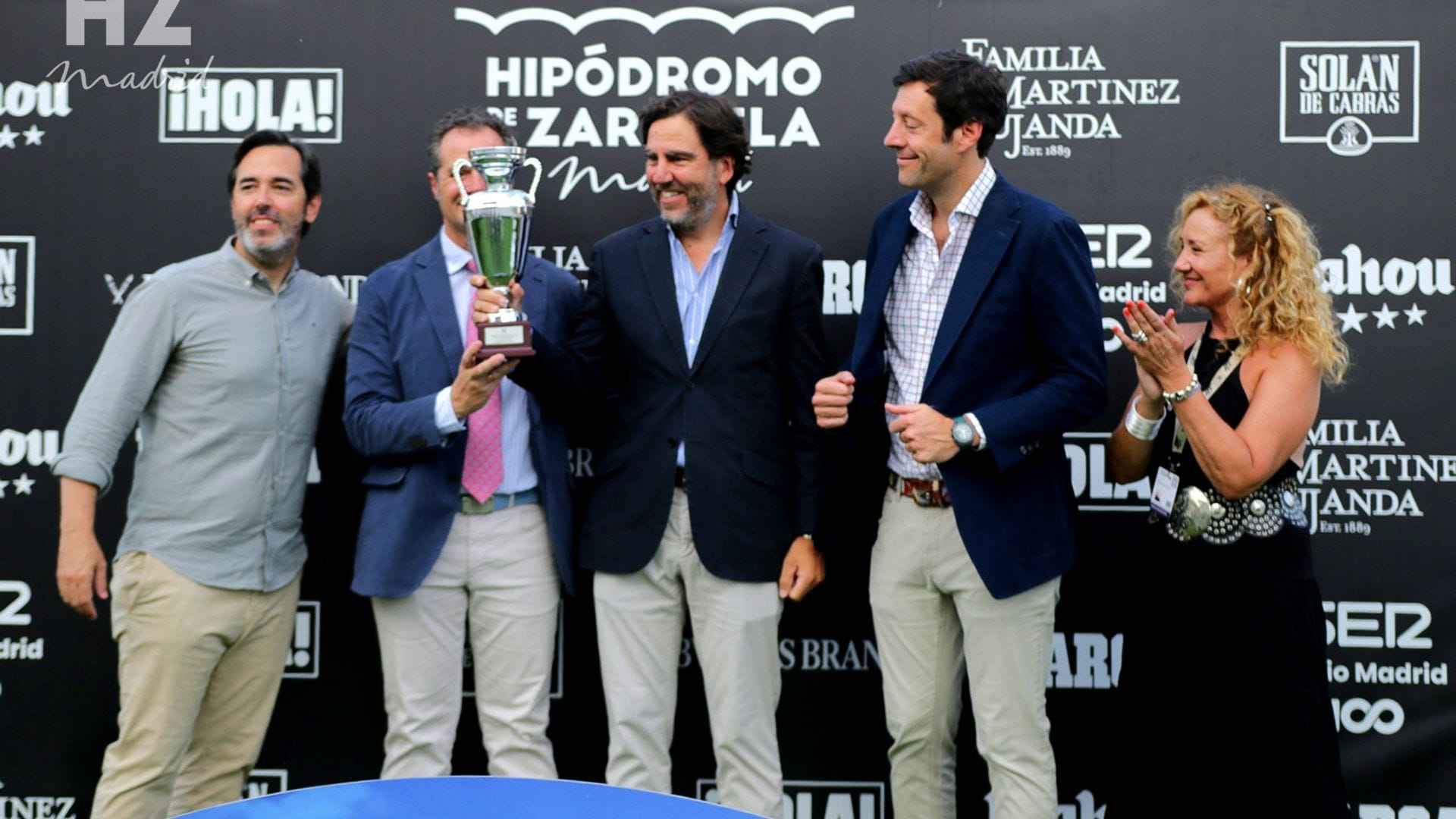 Coronado el flamante campeón del 'Premio El País', patrocinado por ¡HOLA!, tras la carrera en el Hipódromo de la Zarzuela