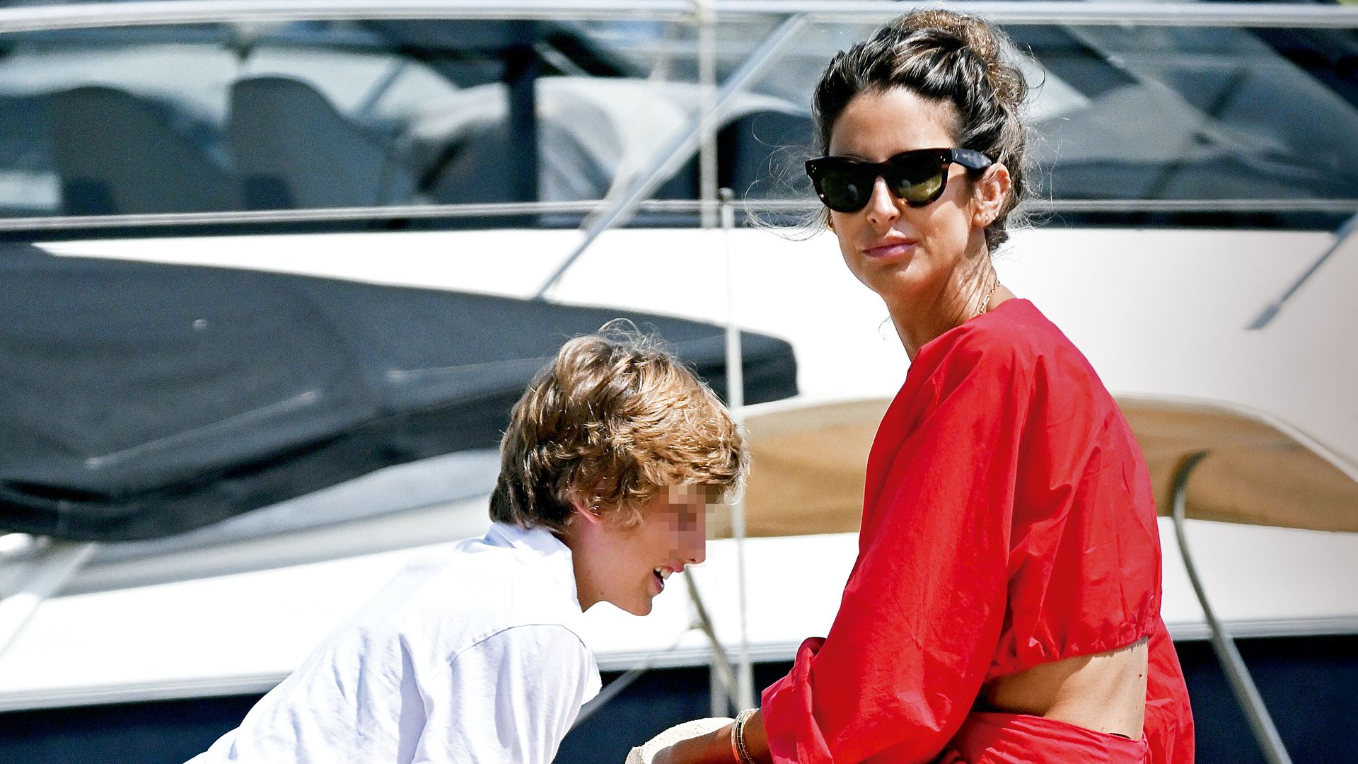 Inés, con un dos piezas de color rojo con bordados en negro, fue fotografiada junto a Alfonso, de once años (el menor de los dos hijos que tiene, nacidos de su matrimonio con Javier Martínez de Irujo), en el puerto deportivo de Sotogrande