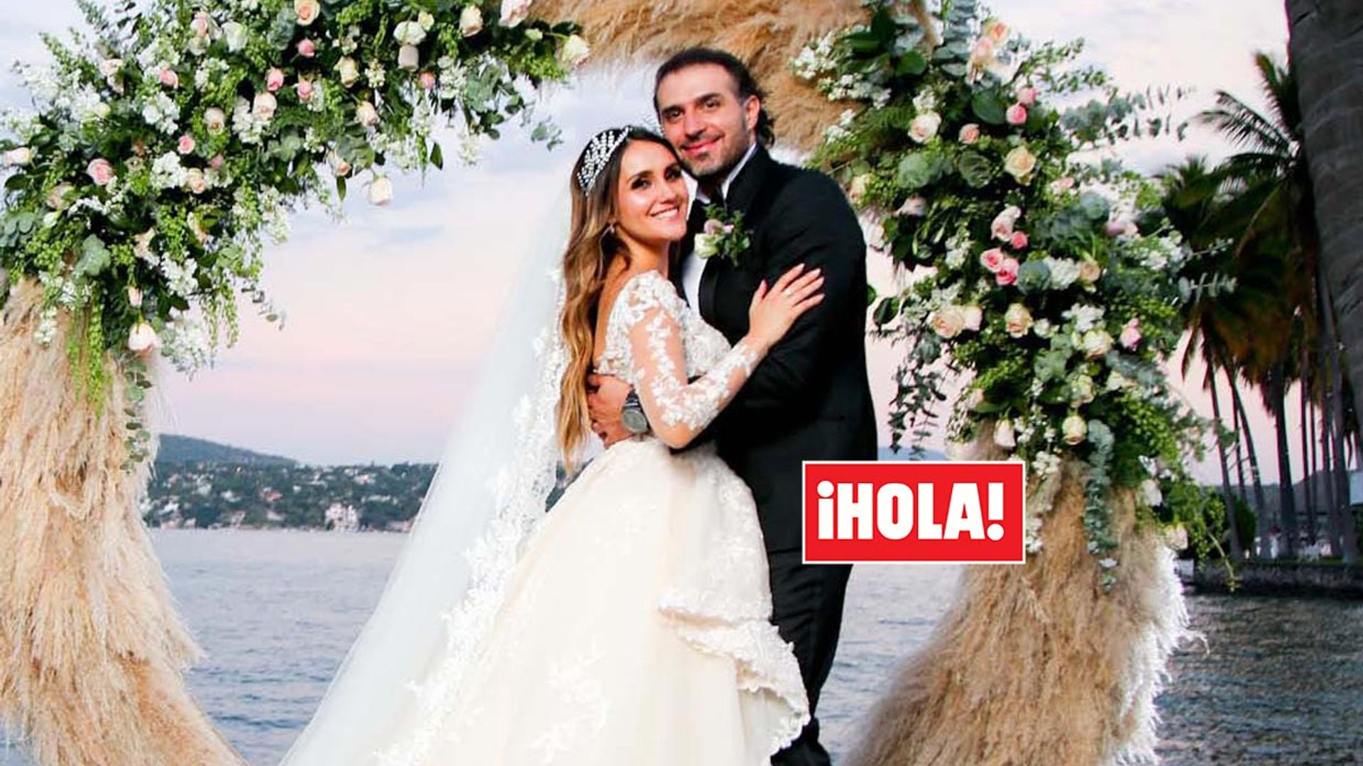 ¡Dos vestidos, fuegos artificiales y un entorno mágico! La romántica boda de Dulce María, actriz de 'Rebelde', en exclusiva en ¡HOLA! México